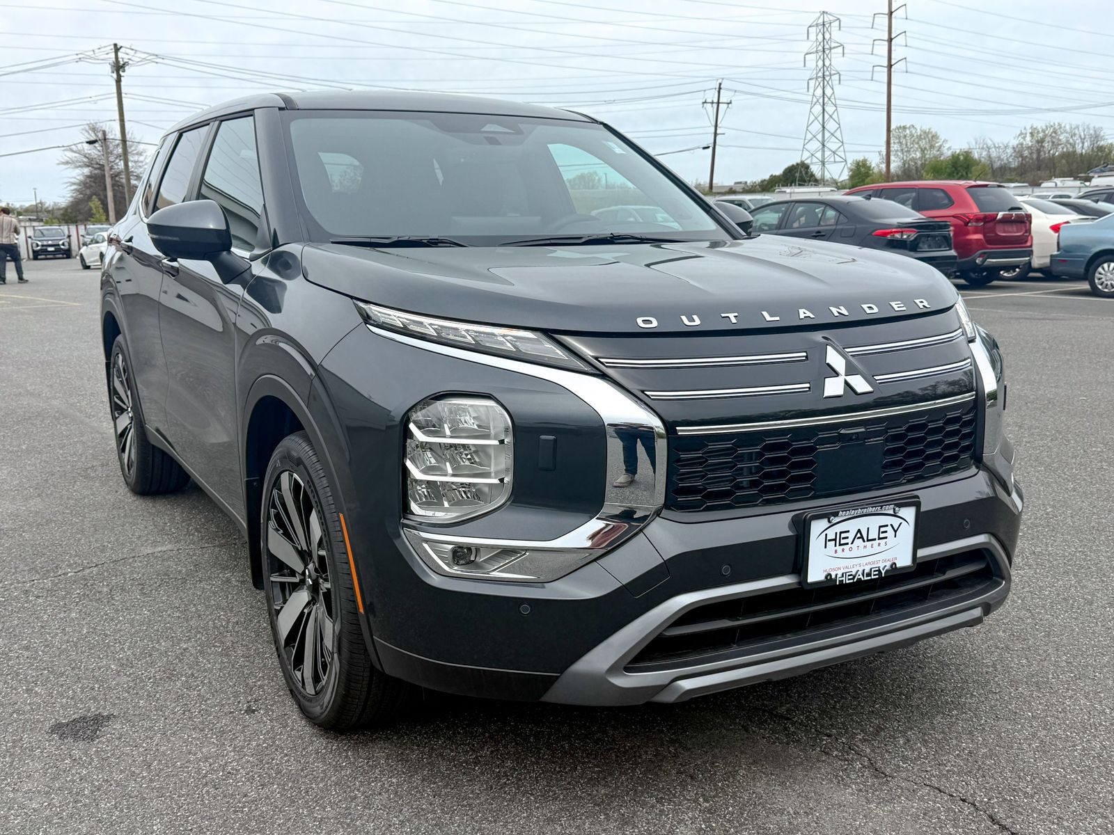 Photo view of 2026 Mitsubishi Outlander in Gray