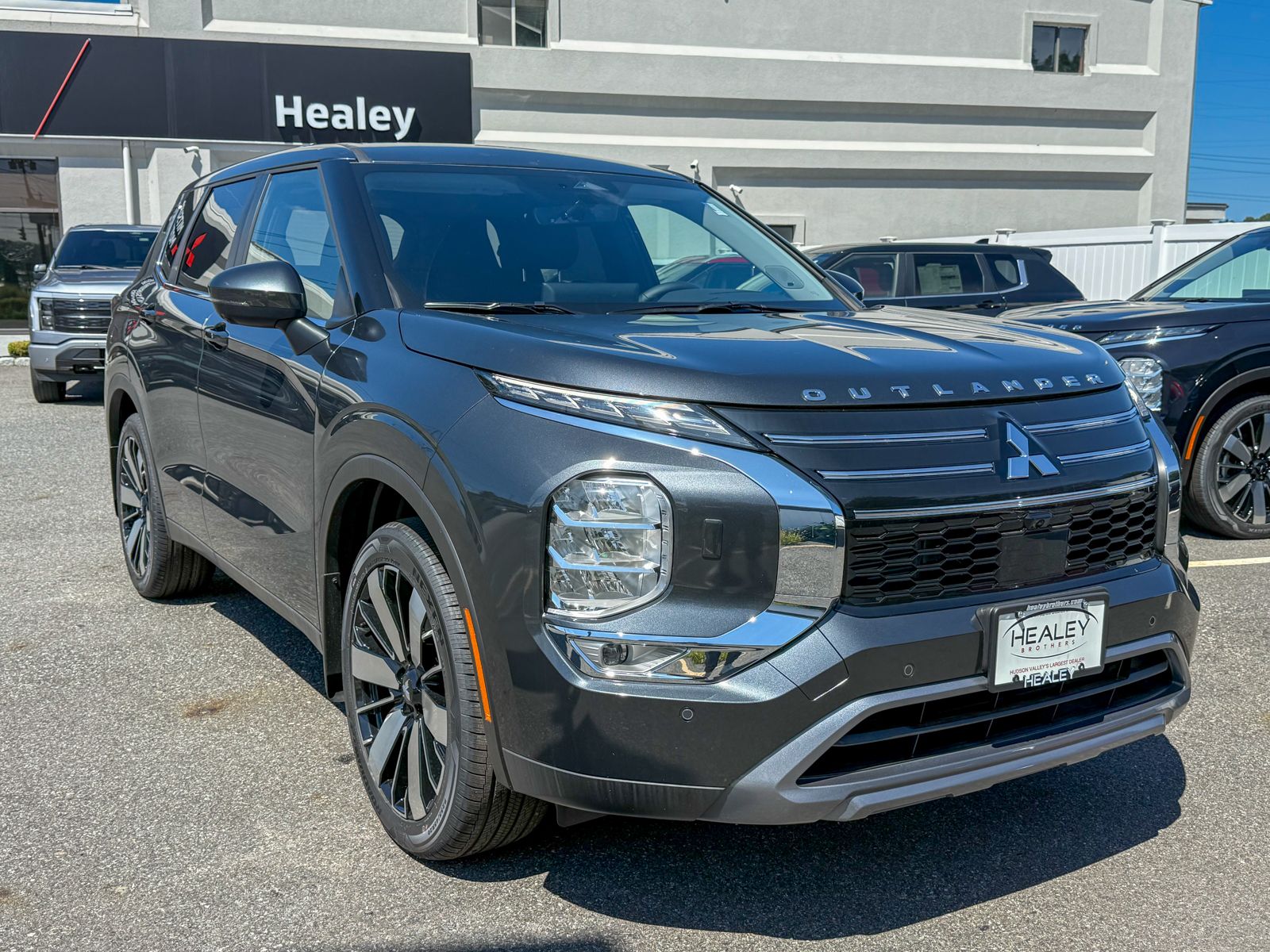 Photo view of 2026 Mitsubishi Outlander in Gray