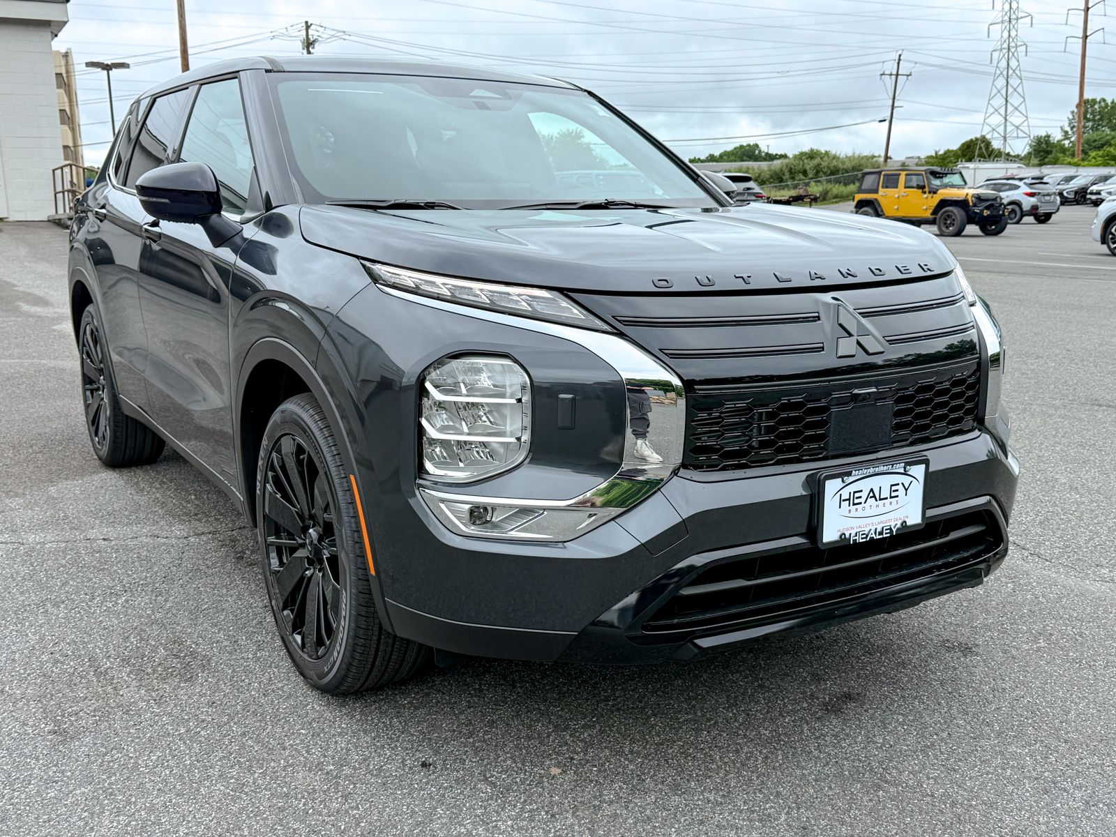 Photo view of 2026 Mitsubishi Outlander in Gray