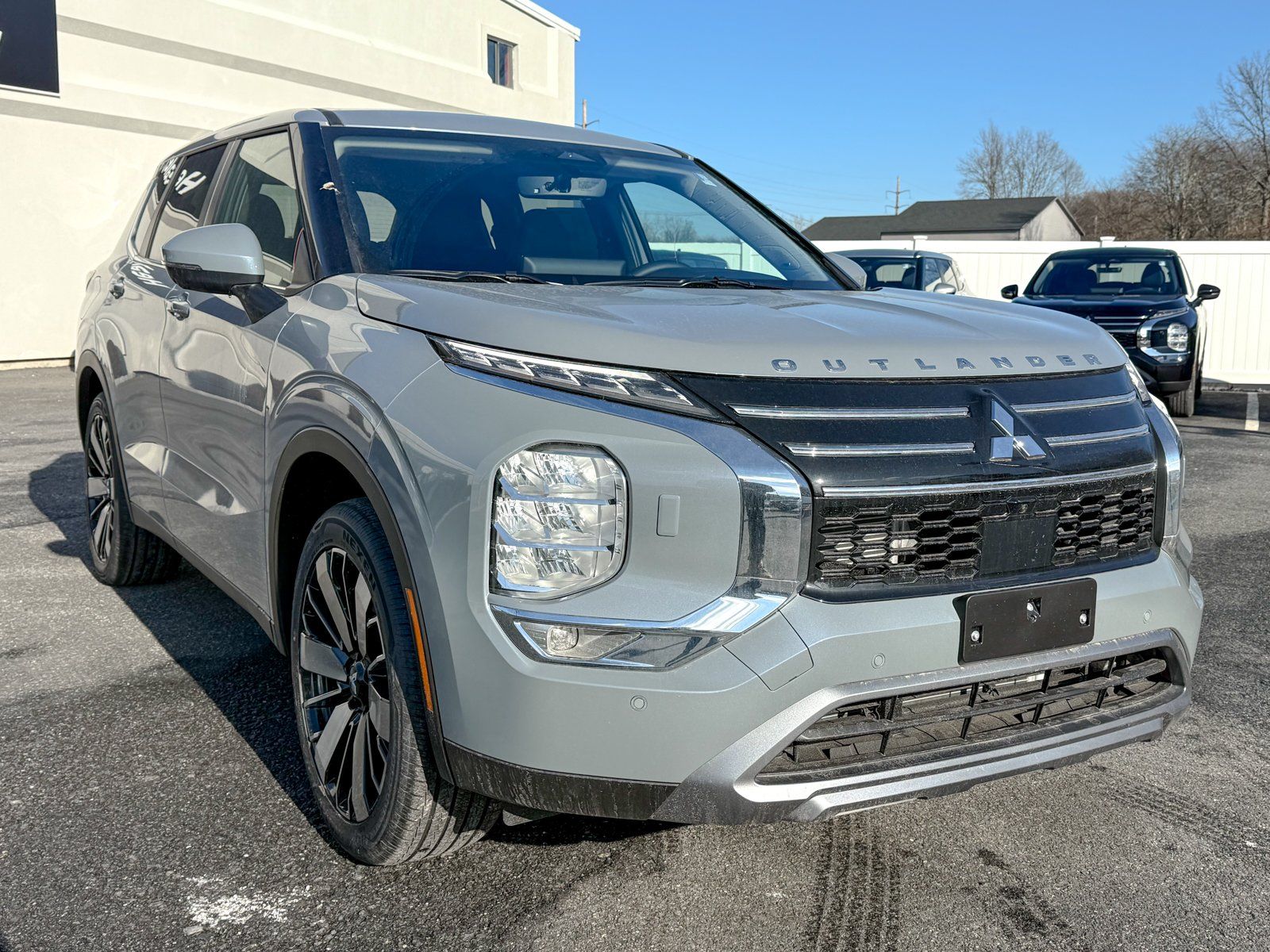 Photo view of 2026 Mitsubishi Outlander in Gray