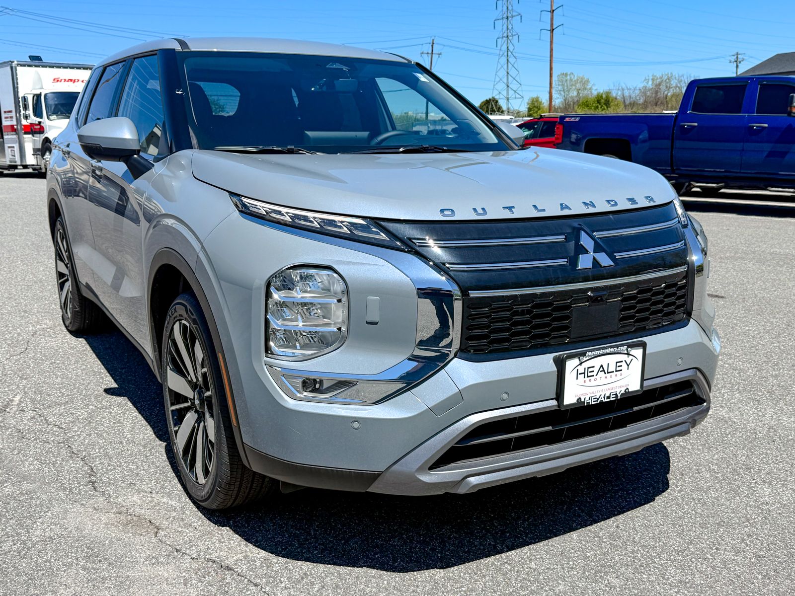 Photo view of 2026 Mitsubishi Outlander in Gray