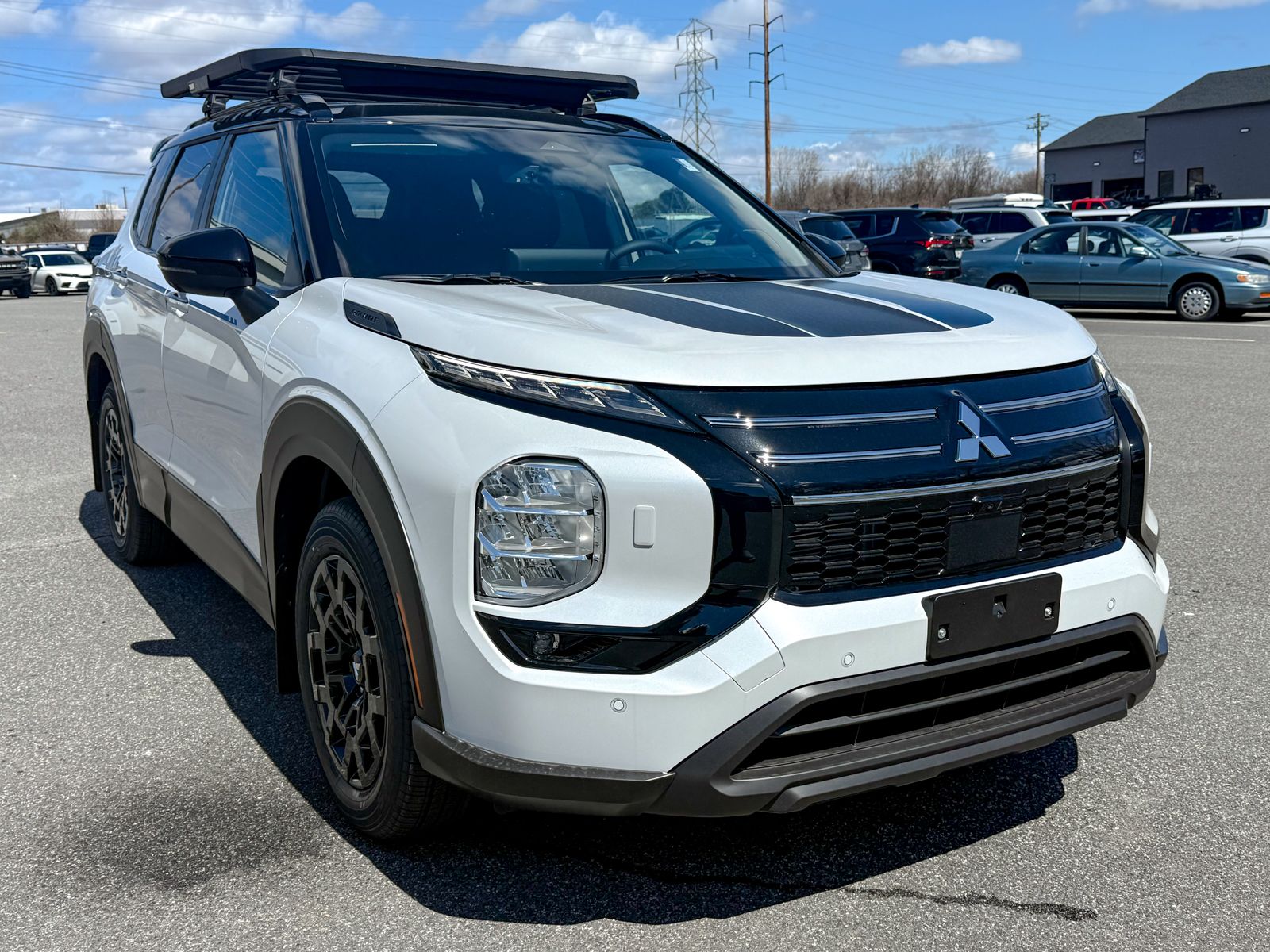 Photo view of 2026 Mitsubishi Outlander in White