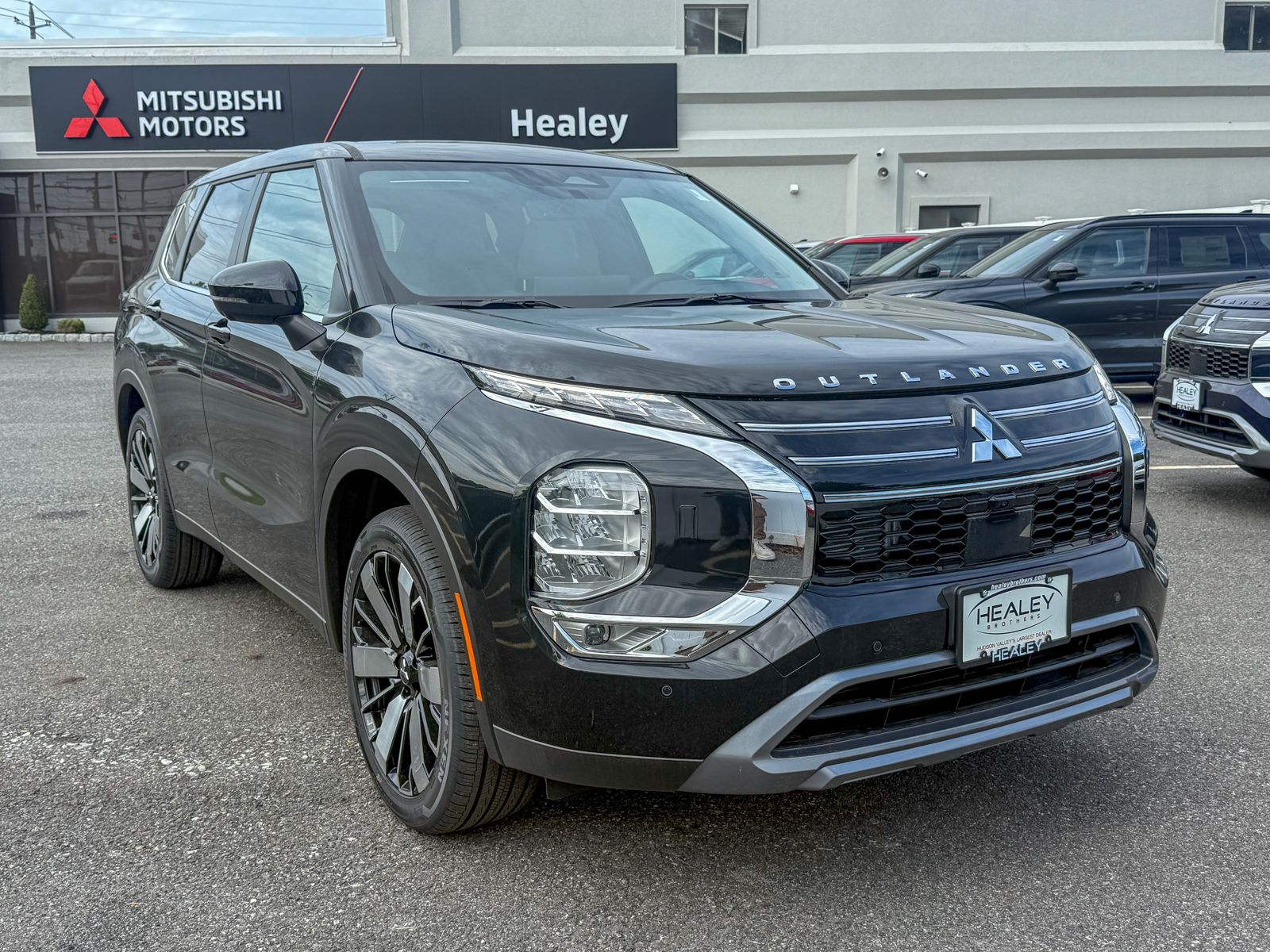 Photo view of 2026 Mitsubishi Outlander in