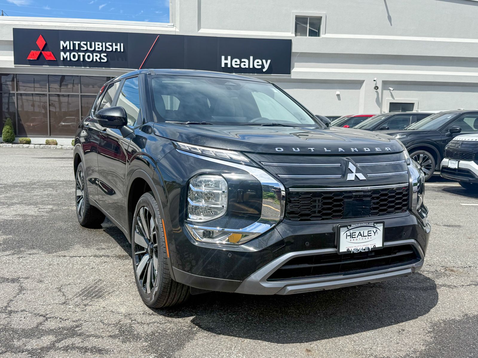 Photo view of 2026 Mitsubishi Outlander in Black