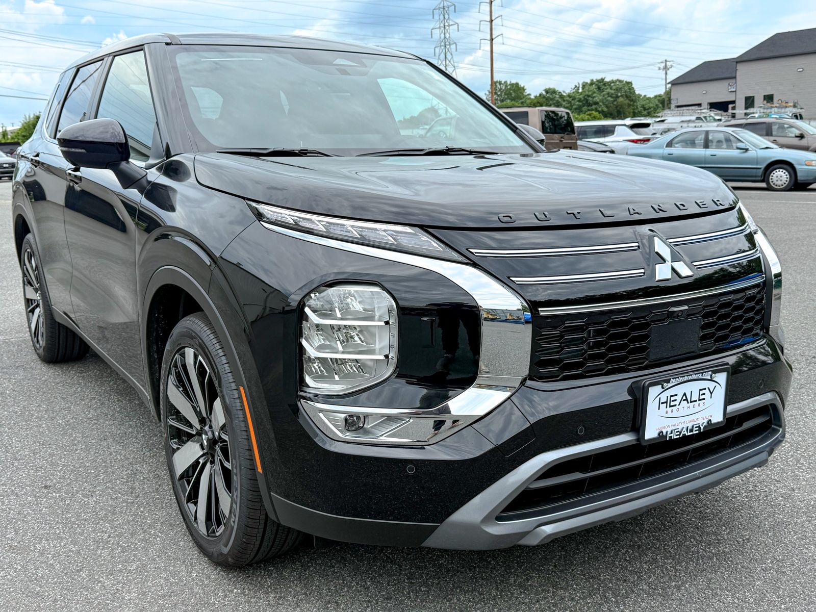 Photo view of 2026 Mitsubishi Outlander in Black
