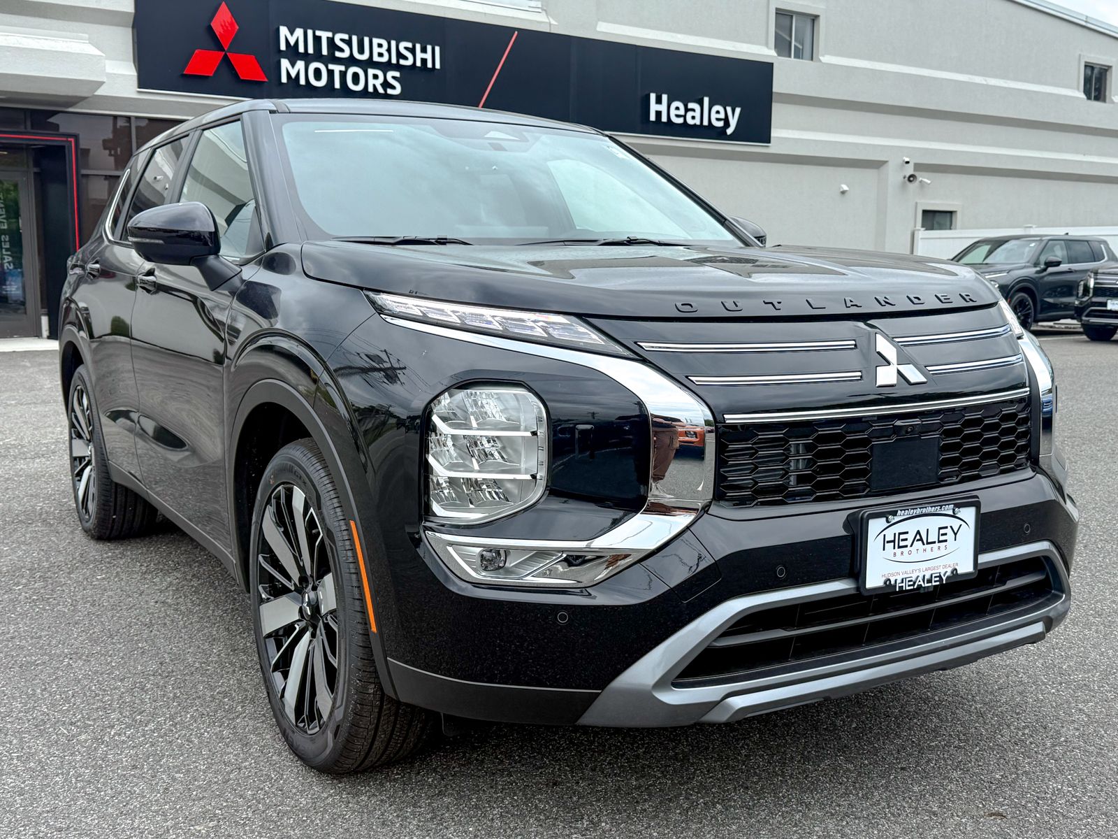 Photo view of 2026 Mitsubishi Outlander in Black