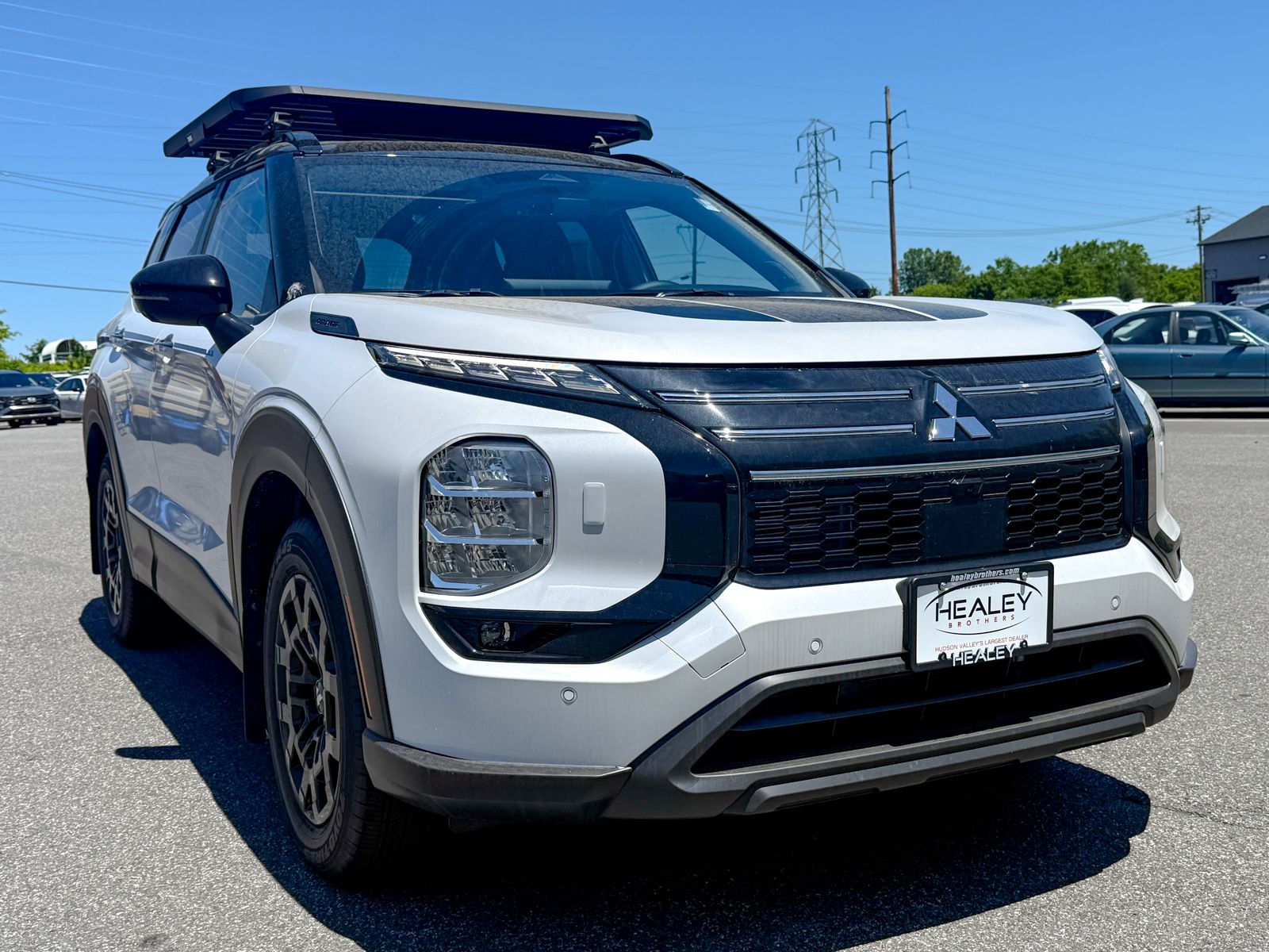 Photo view of 2026 Mitsubishi Outlander in White