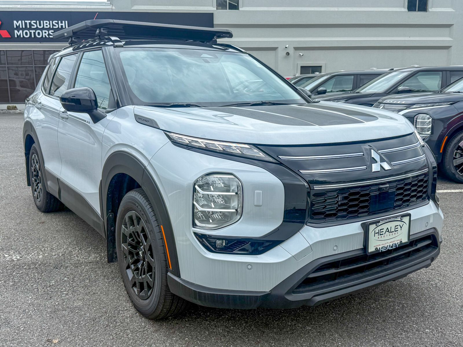 Photo view of 2026 Mitsubishi Outlander in 