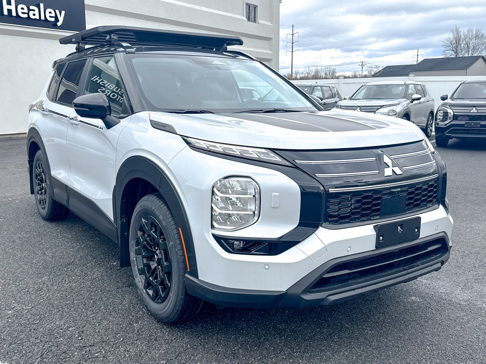 Photo view of 2026 Mitsubishi Outlander in White