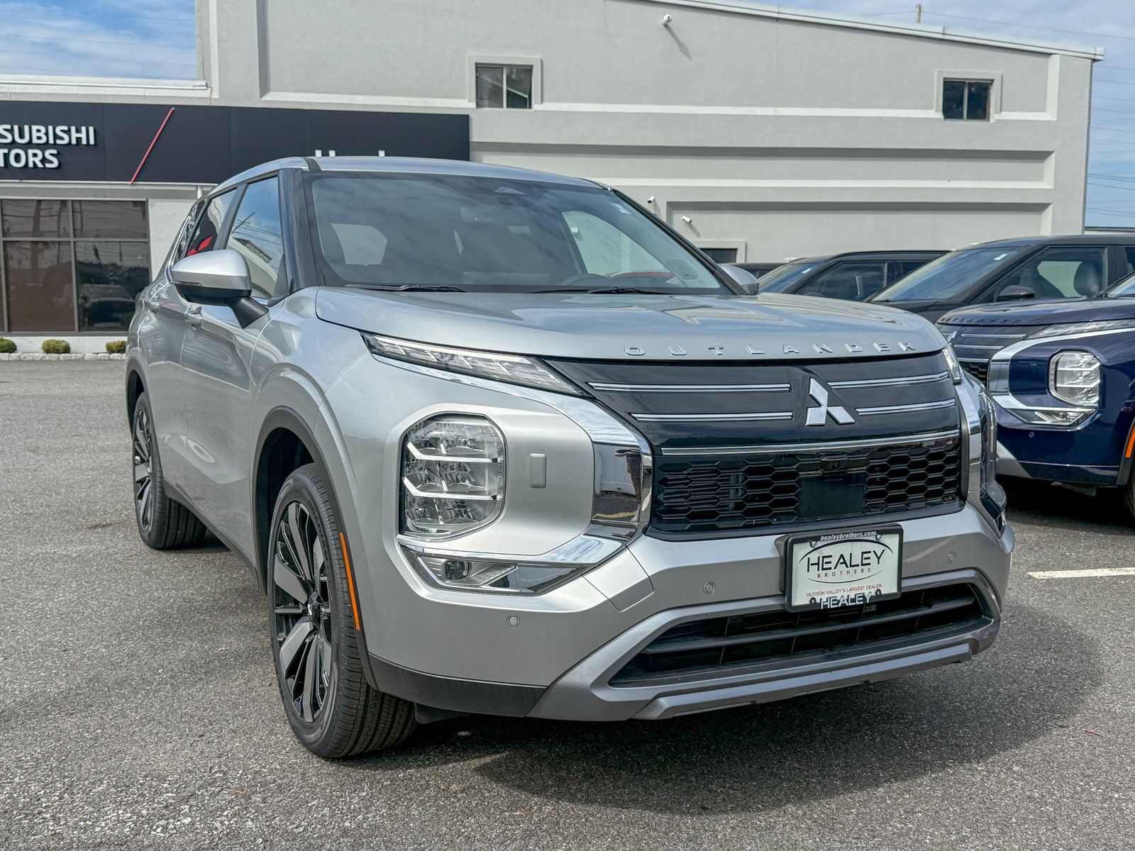 Photo view of 2026 Mitsubishi Outlander in Silver