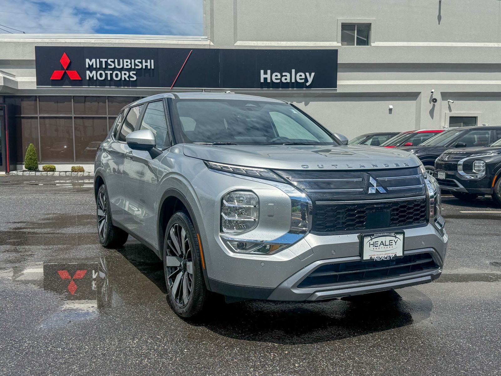 Photo view of 2026 Mitsubishi Outlander in Silver