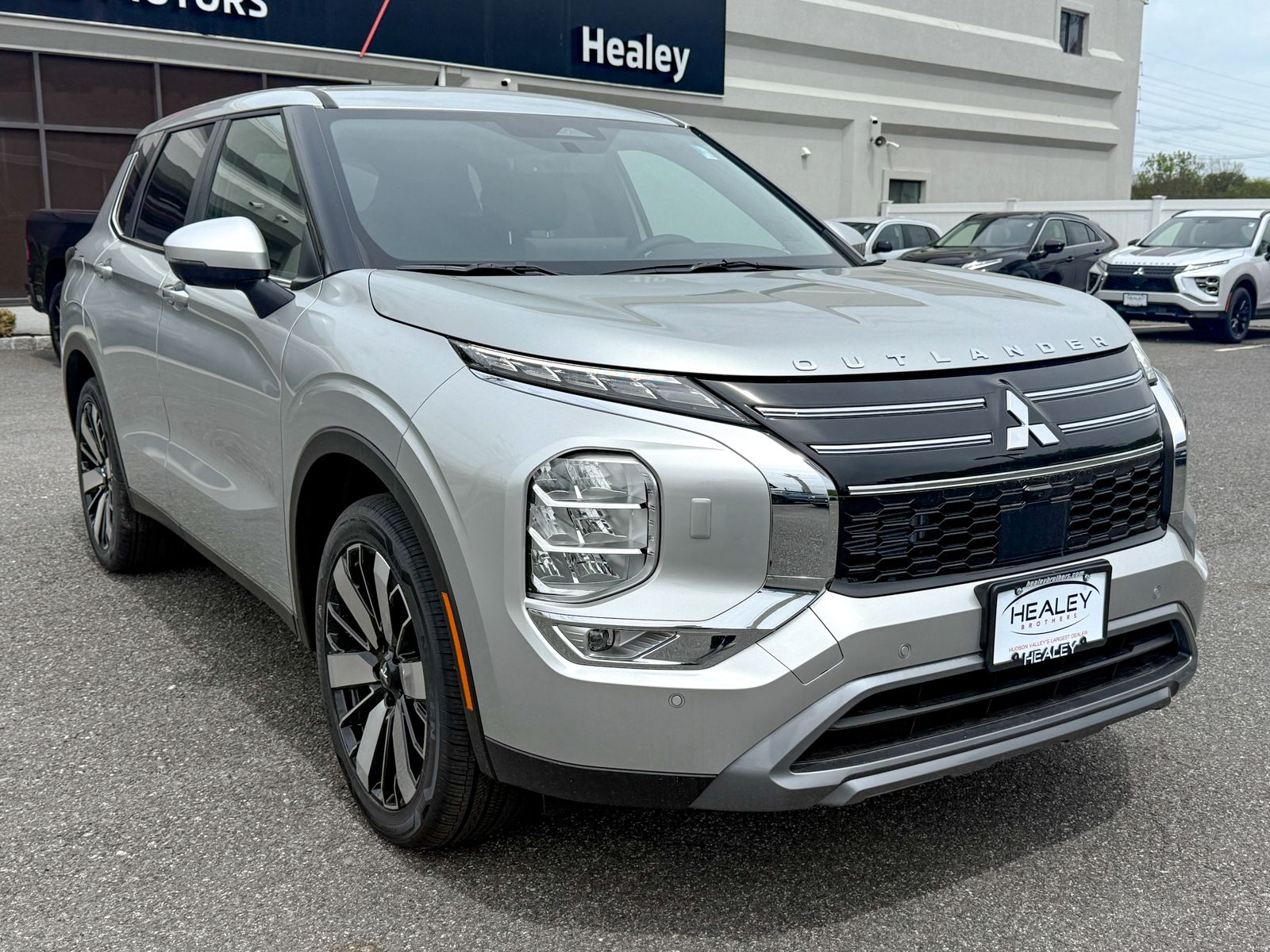Photo view of 2026 Mitsubishi Outlander in Silver