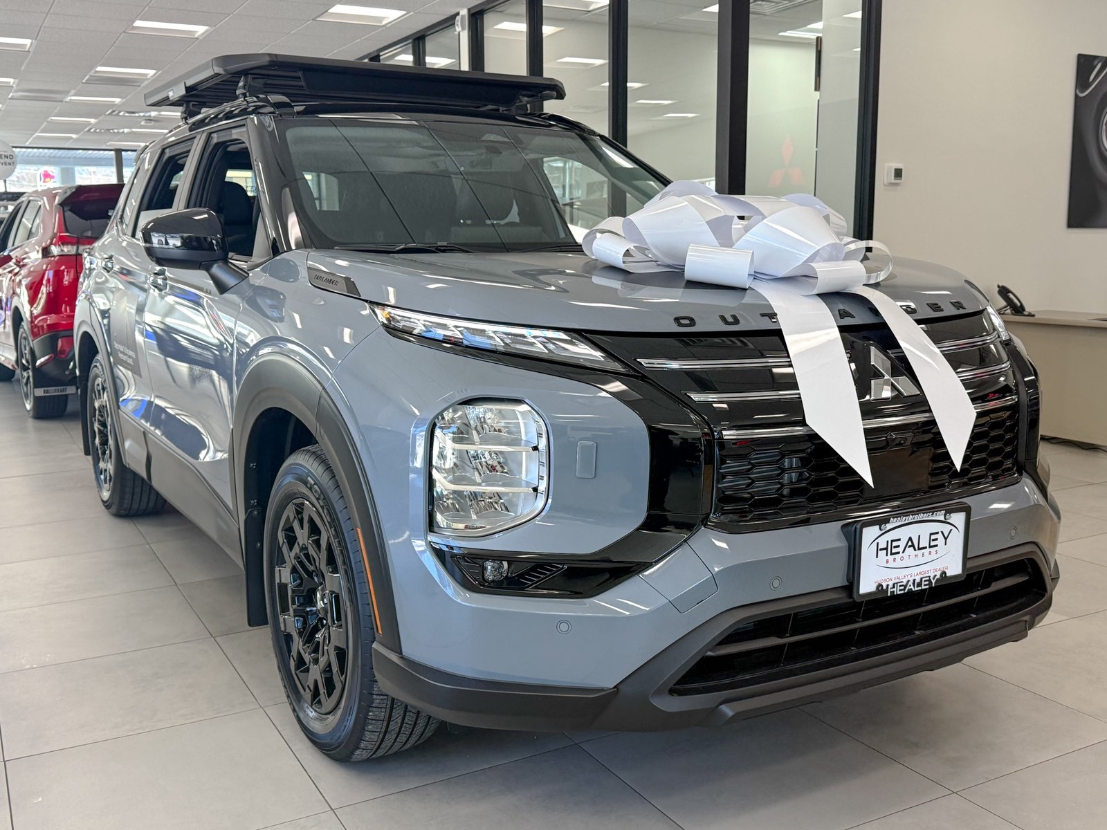 Photo view of 2026 Mitsubishi Outlander in Gray