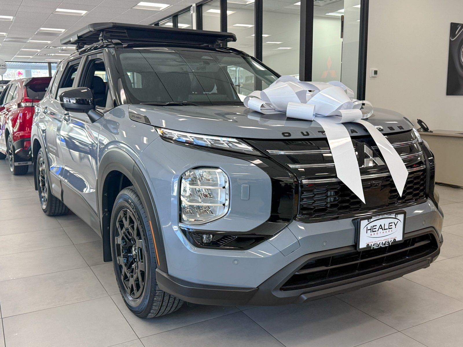 Photo view of 2026 Mitsubishi Outlander in Gray