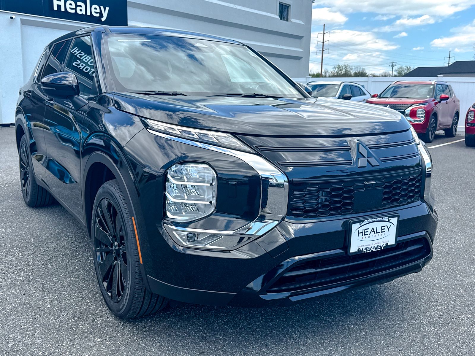 Photo view of 2026 Mitsubishi Outlander in Black