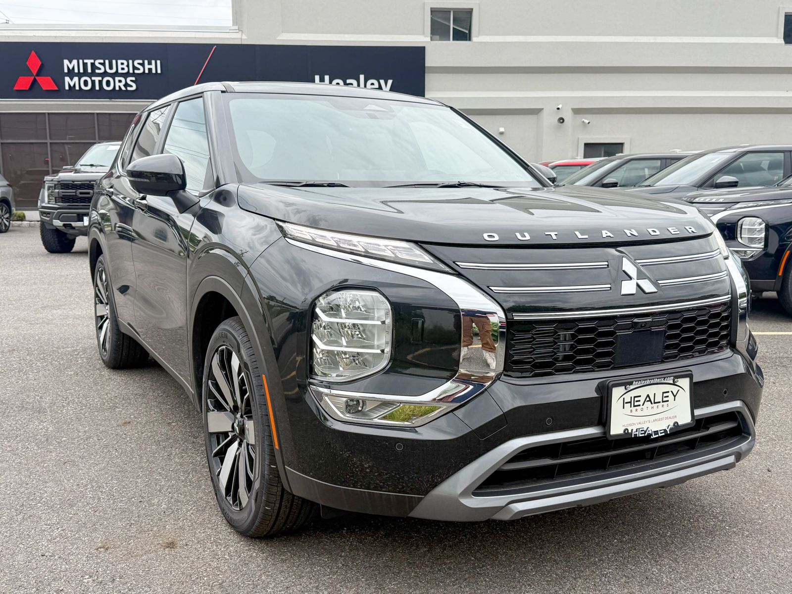 Photo view of 2026 Mitsubishi Outlander in Black