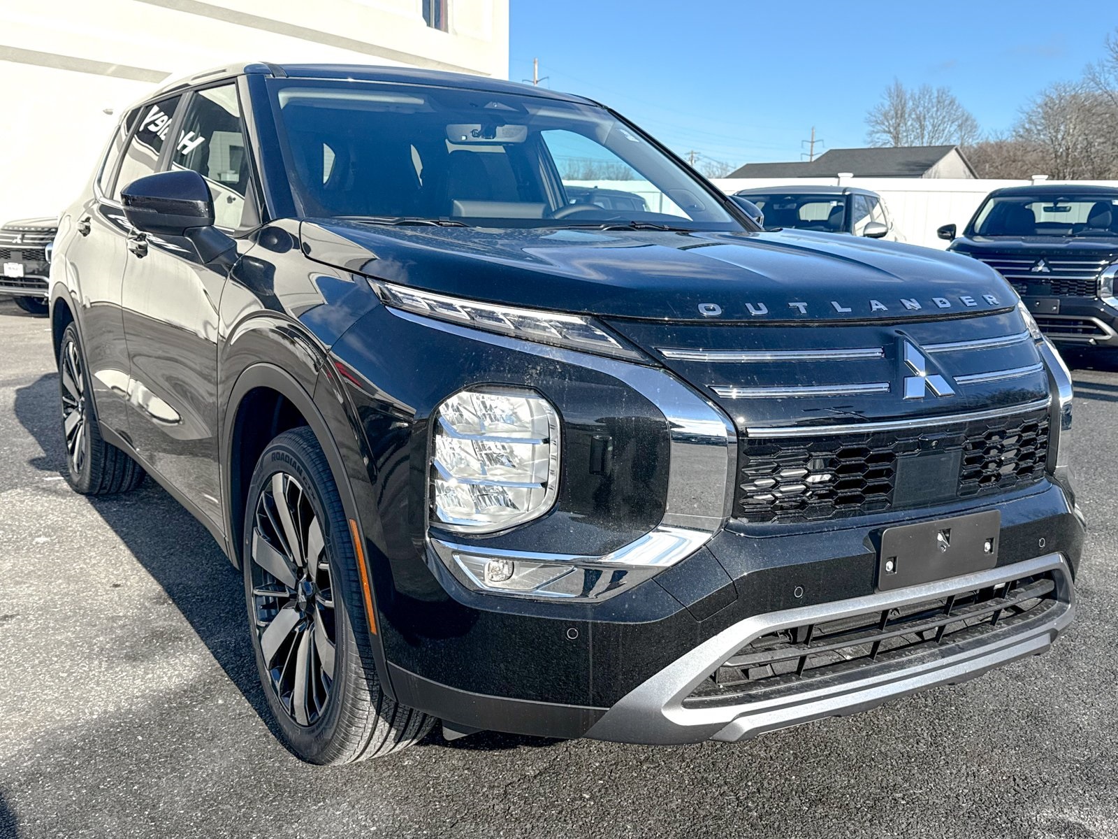 Photo view of 2026 Mitsubishi Outlander in Black
