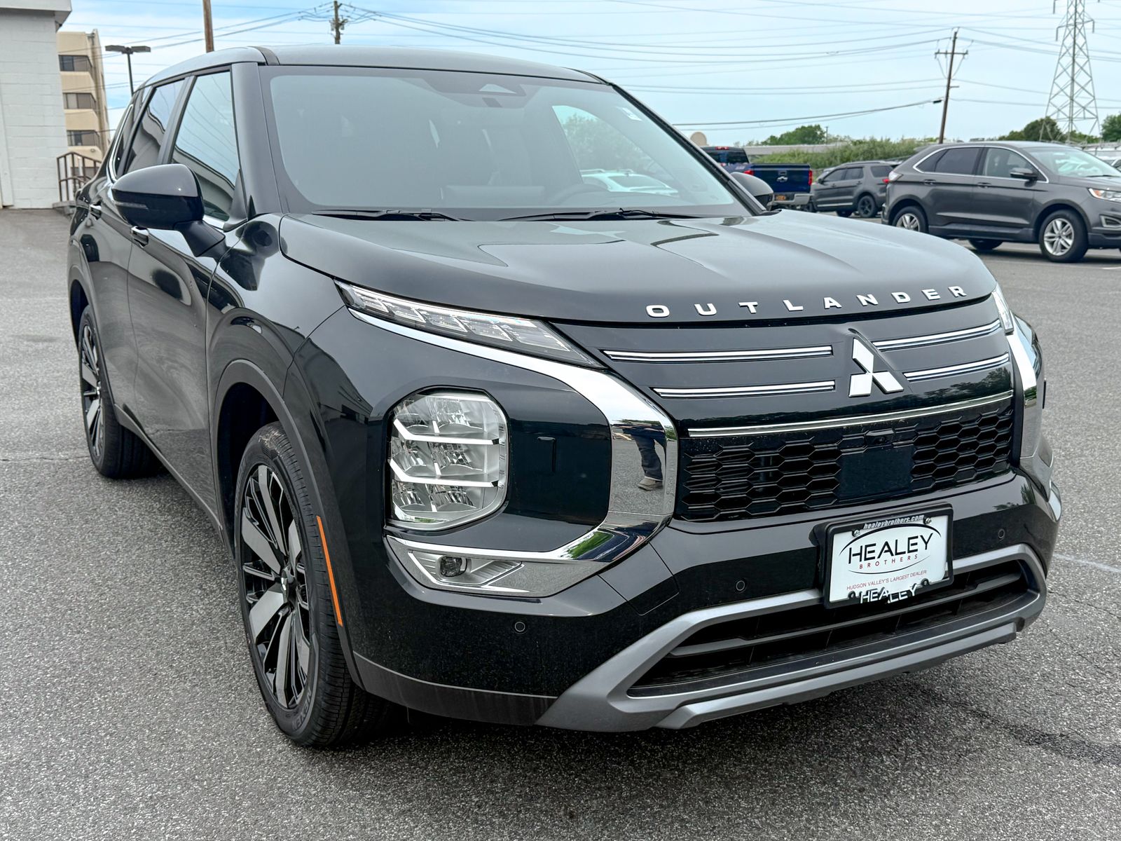 Photo view of 2026 Mitsubishi Outlander in Black