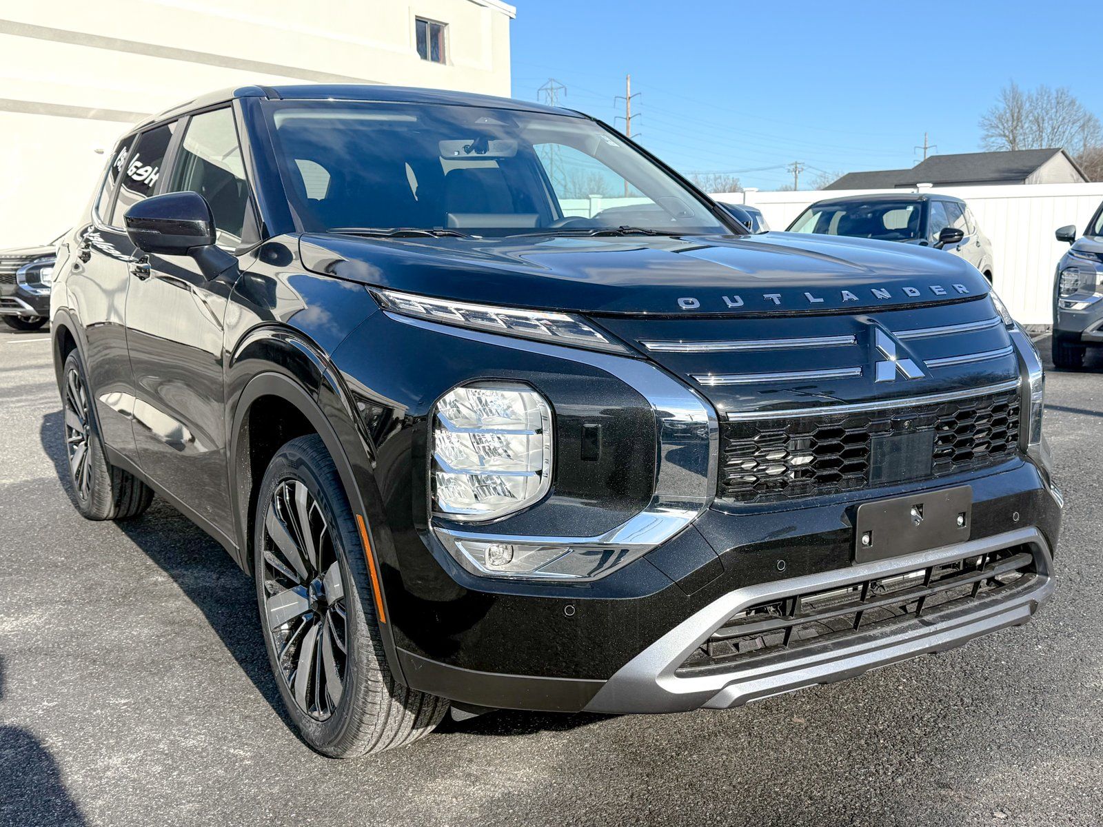 Photo view of 2026 Mitsubishi Outlander in Black
