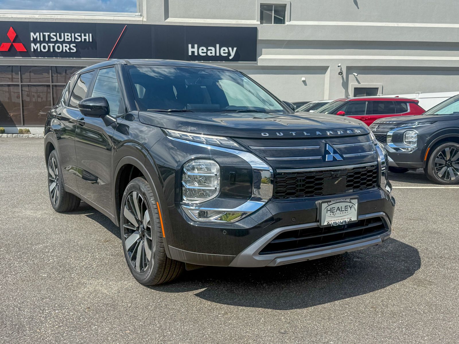 Photo view of 2026 Mitsubishi Outlander in Black