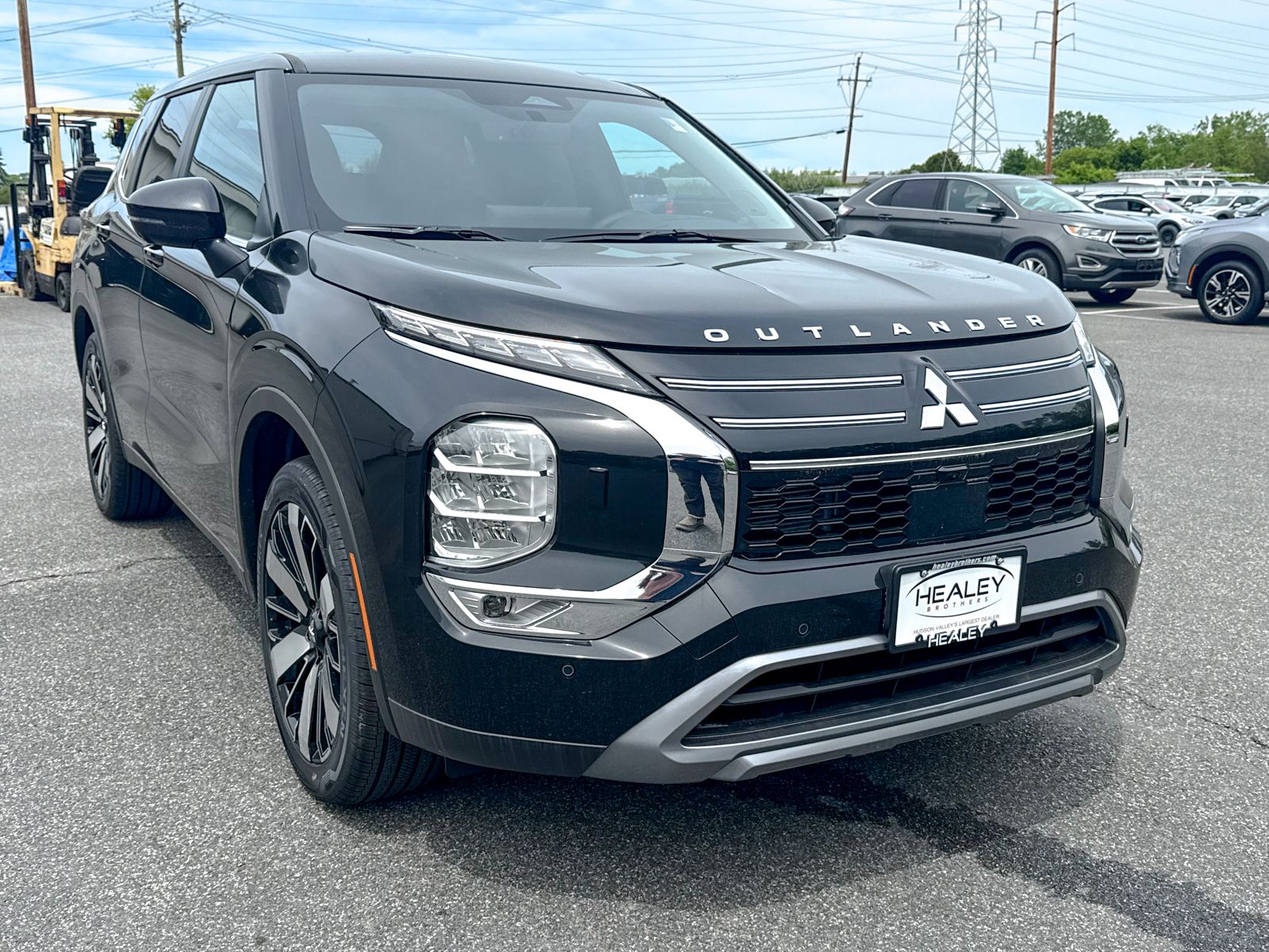 Photo view of 2026 Mitsubishi Outlander in Black