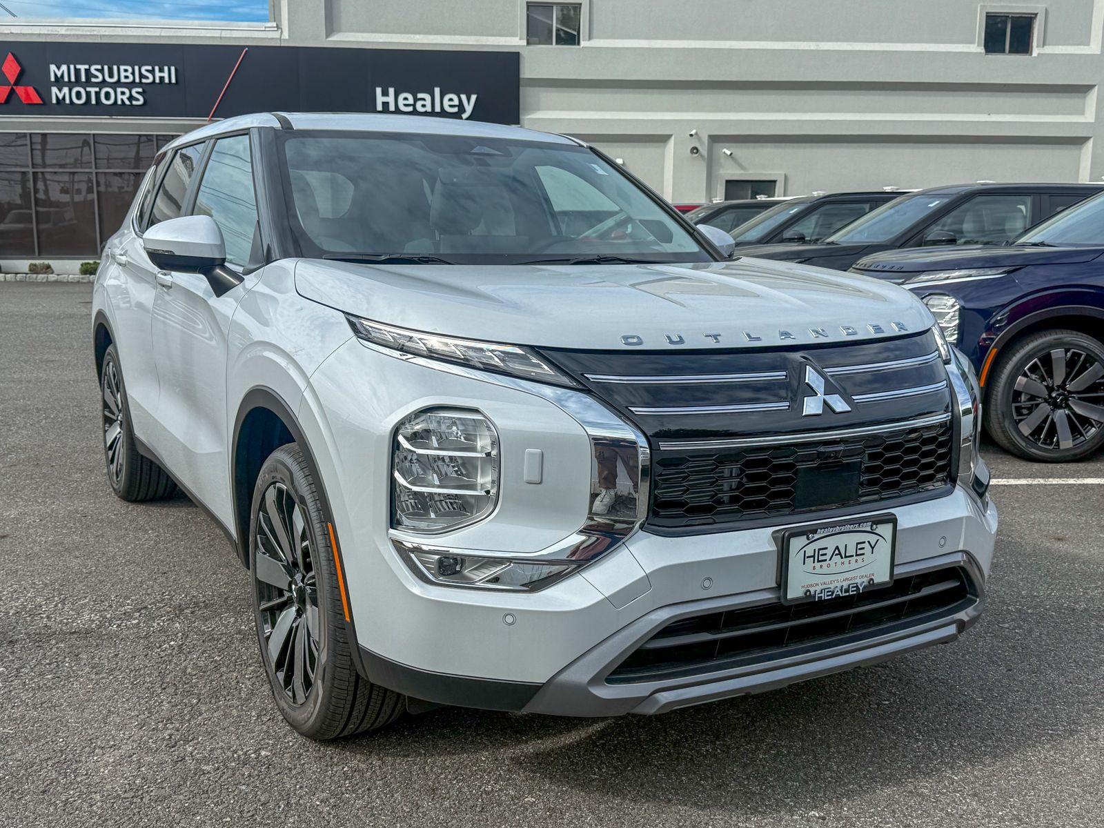 Photo view of 2026 Mitsubishi Outlander in