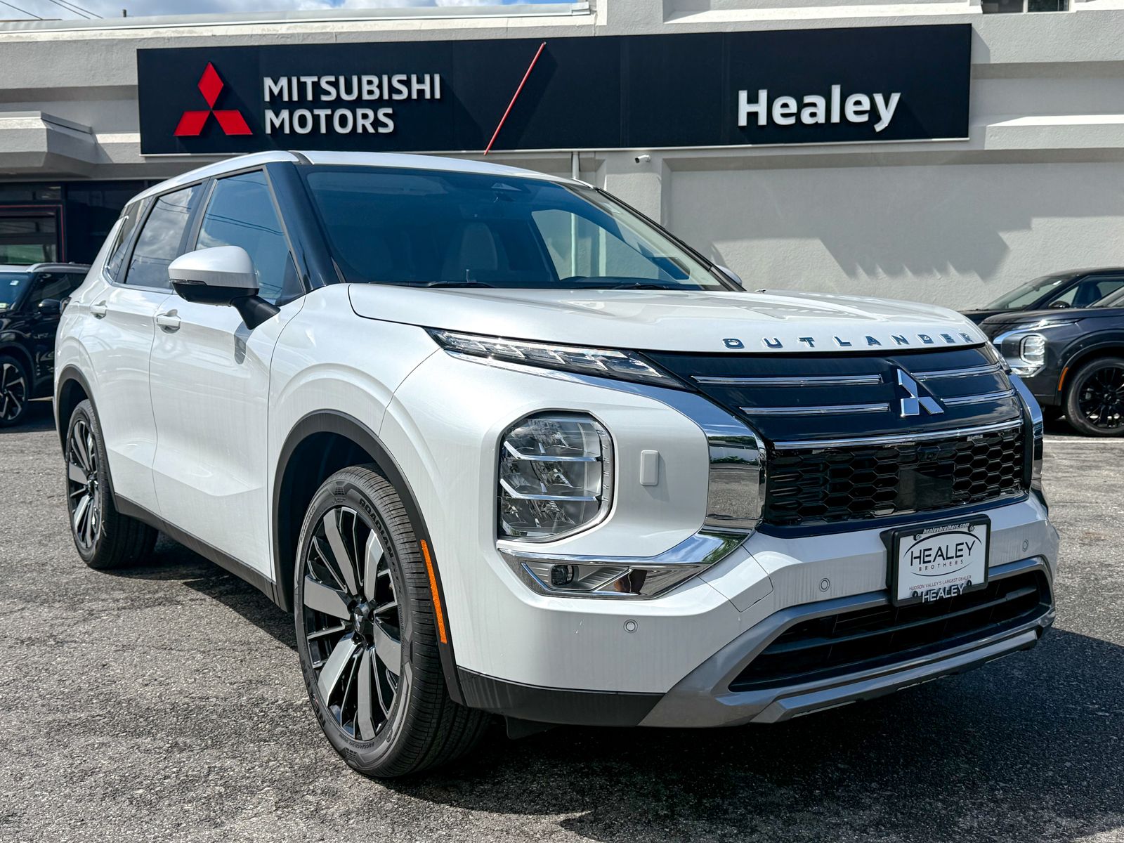 Photo view of 2026 Mitsubishi Outlander in White