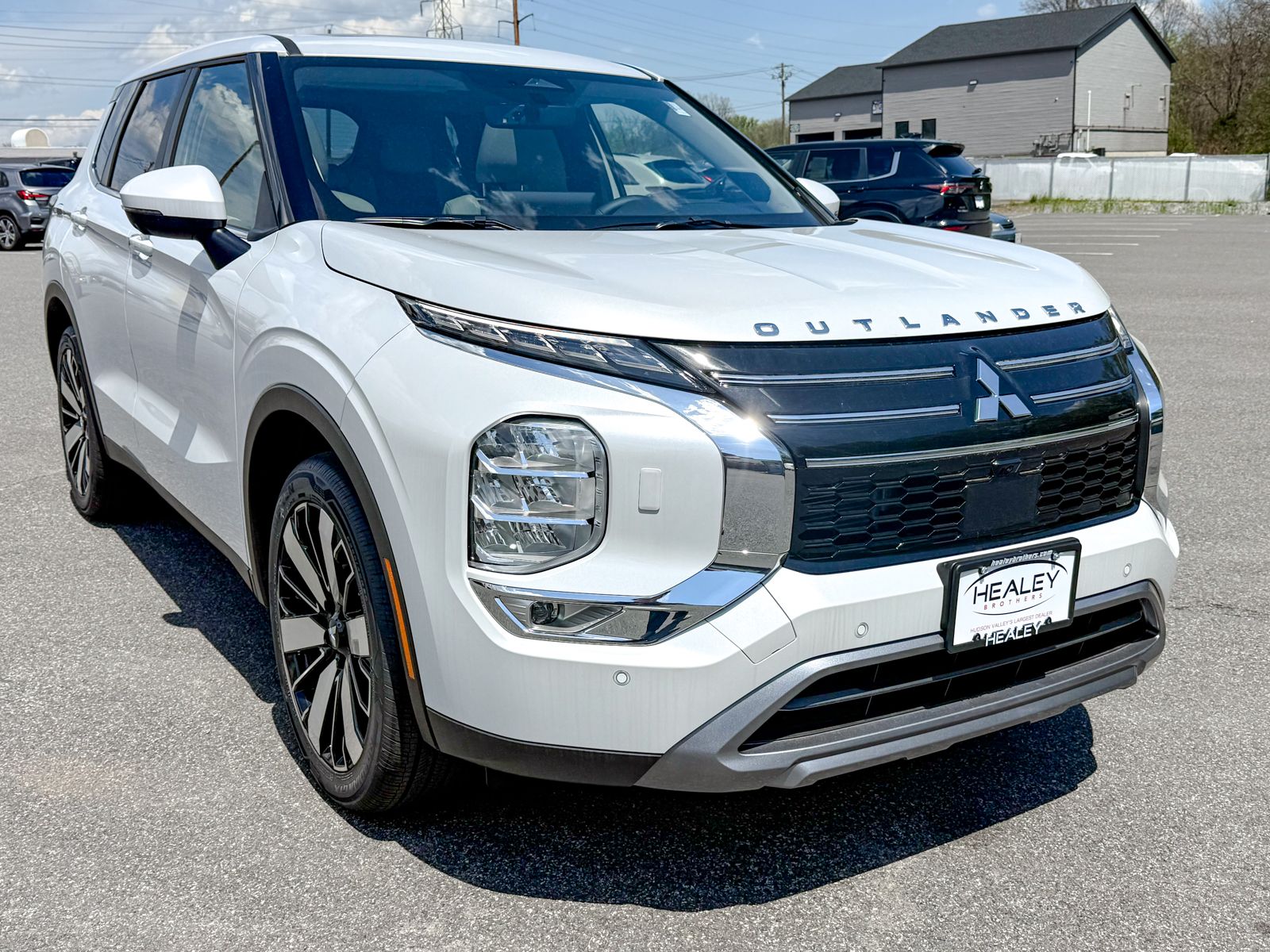 Photo view of 2026 Mitsubishi Outlander in White