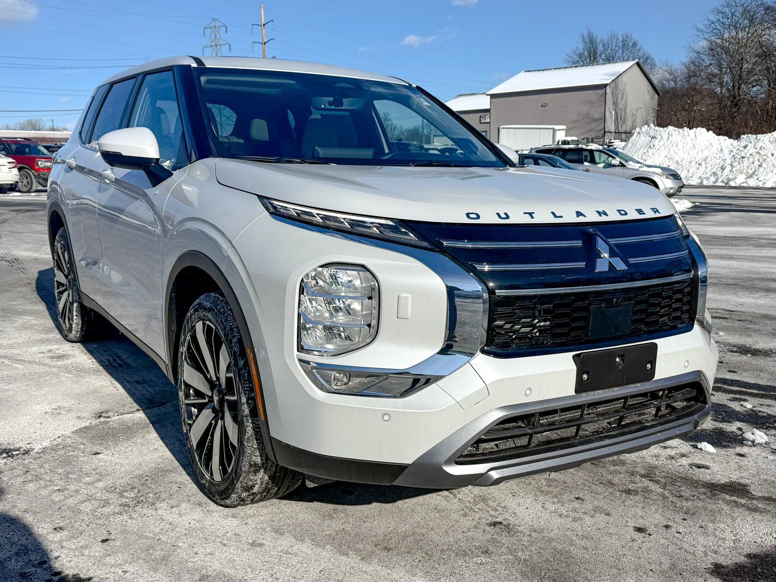 Photo view of 2026 Mitsubishi Outlander in White