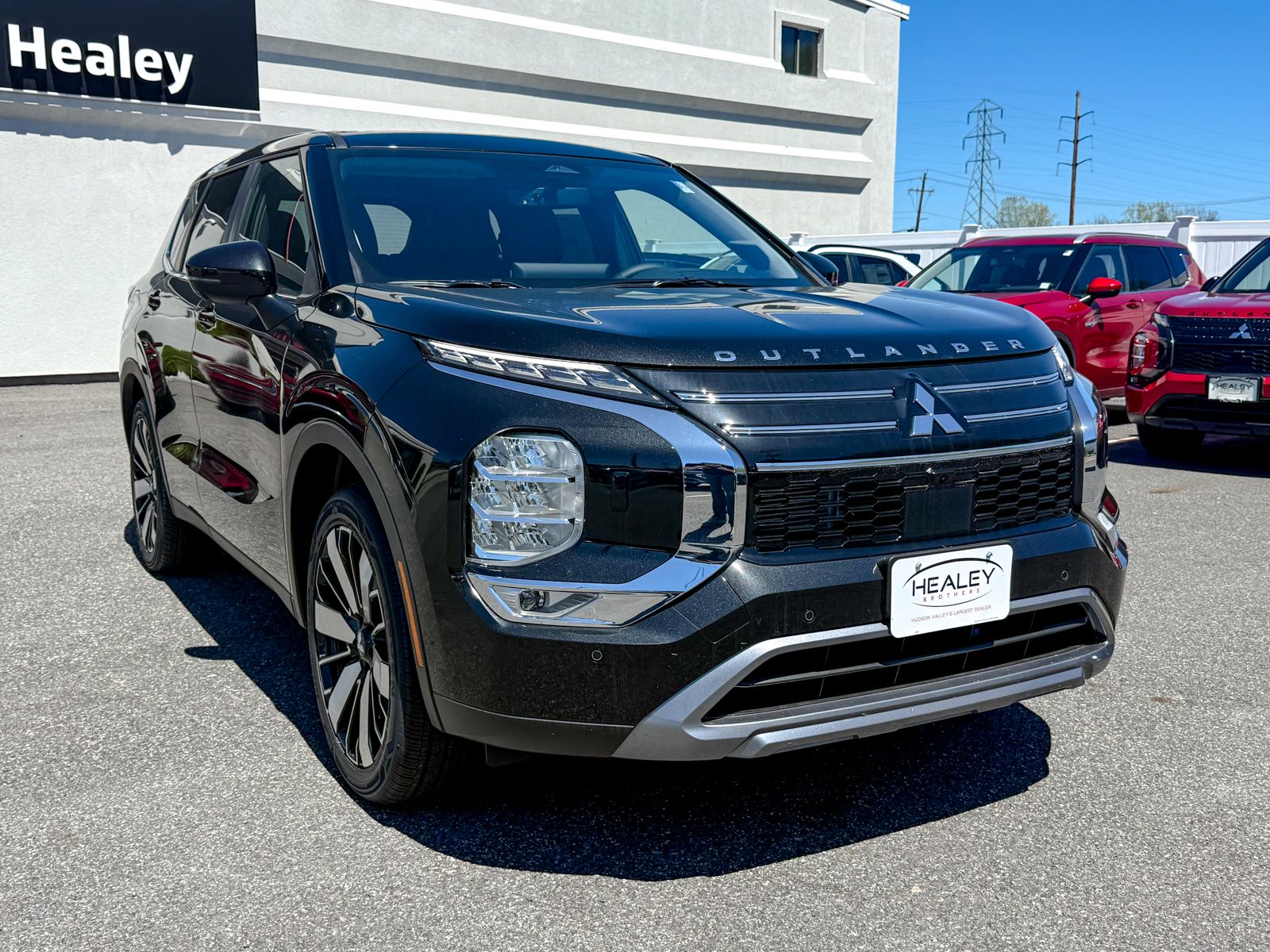 Photo view of 2026 Mitsubishi Outlander in Black