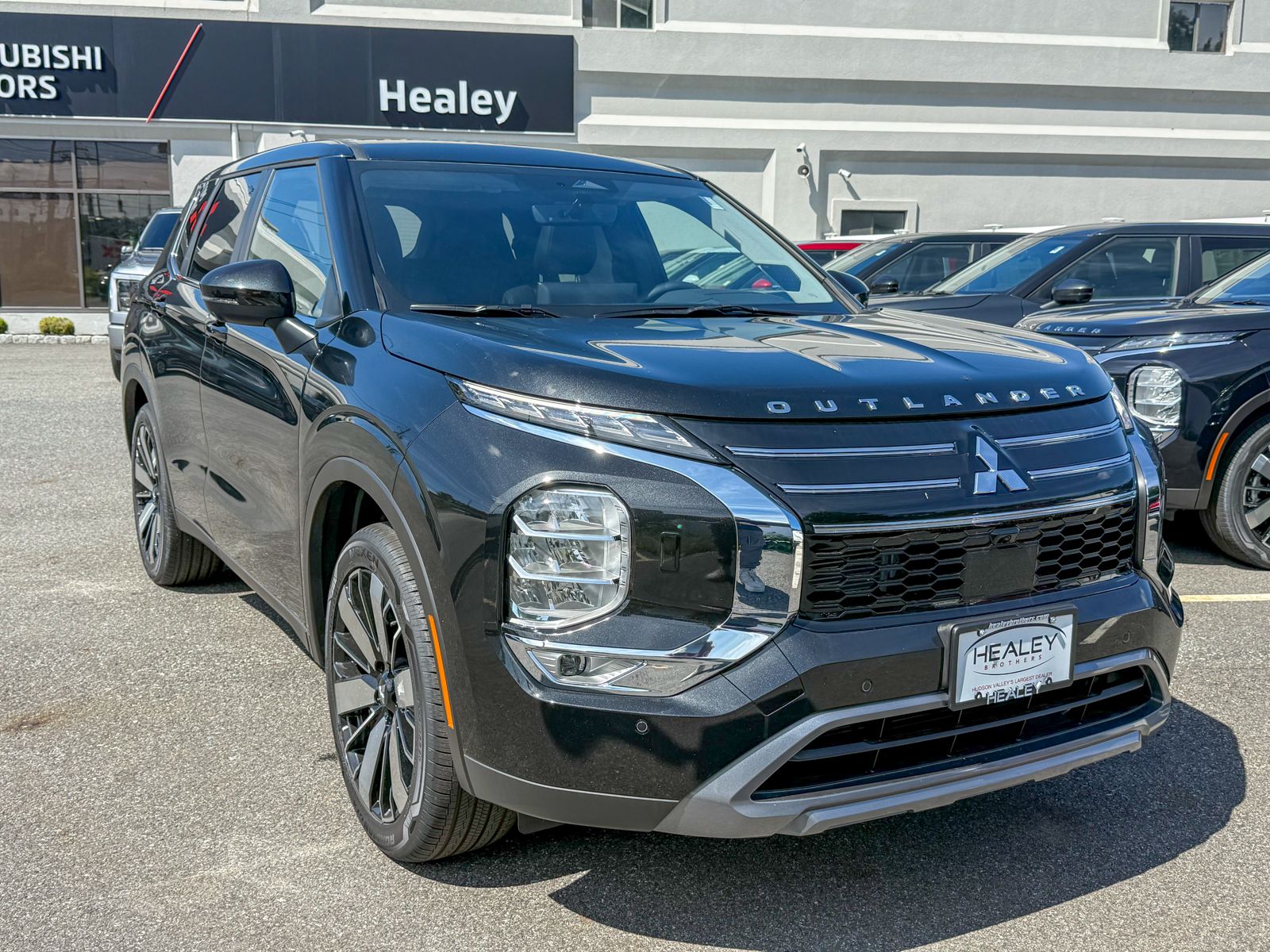 Photo view of 2026 Mitsubishi Outlander in