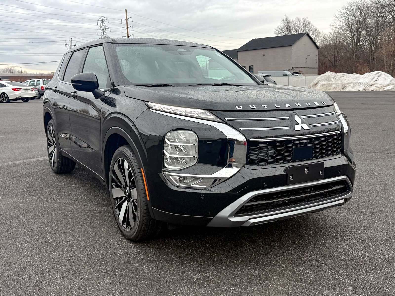 Photo view of 2026 Mitsubishi Outlander in Black