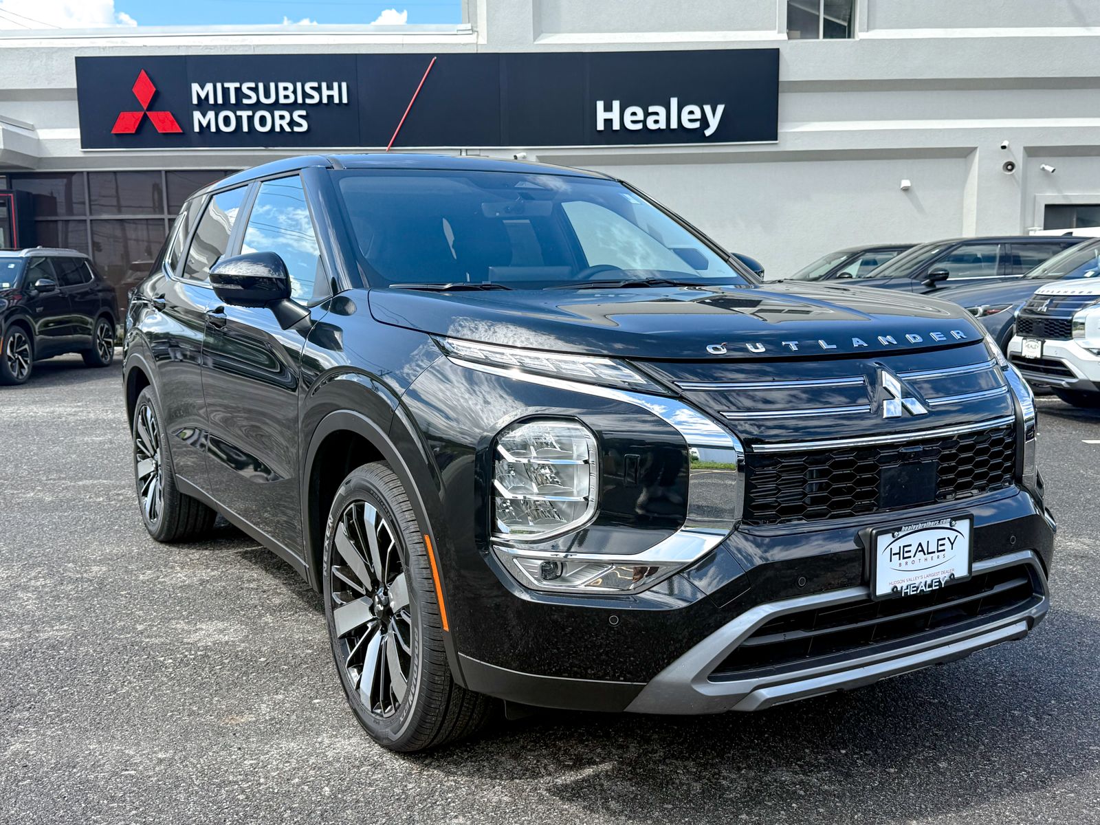 Photo view of 2026 Mitsubishi Outlander in Black