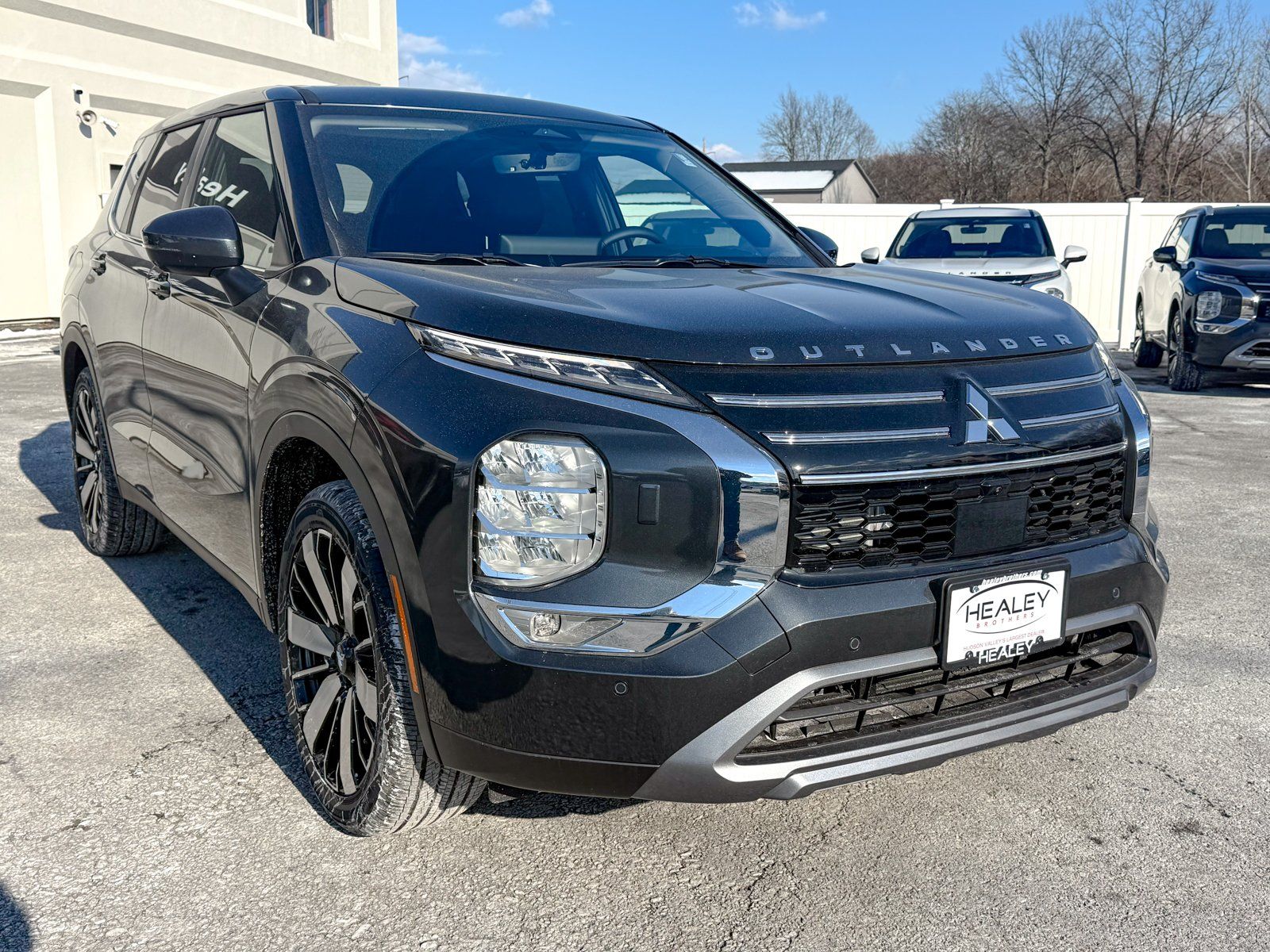 Photo view of 2026 Mitsubishi Outlander in Gray