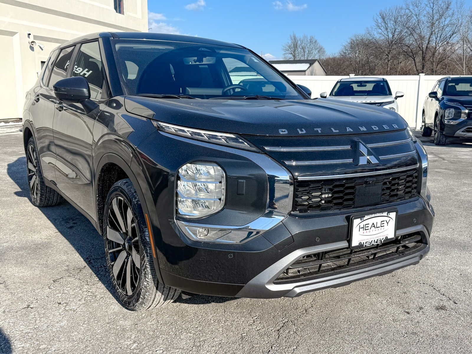 Photo view of 2026 Mitsubishi Outlander in Gray