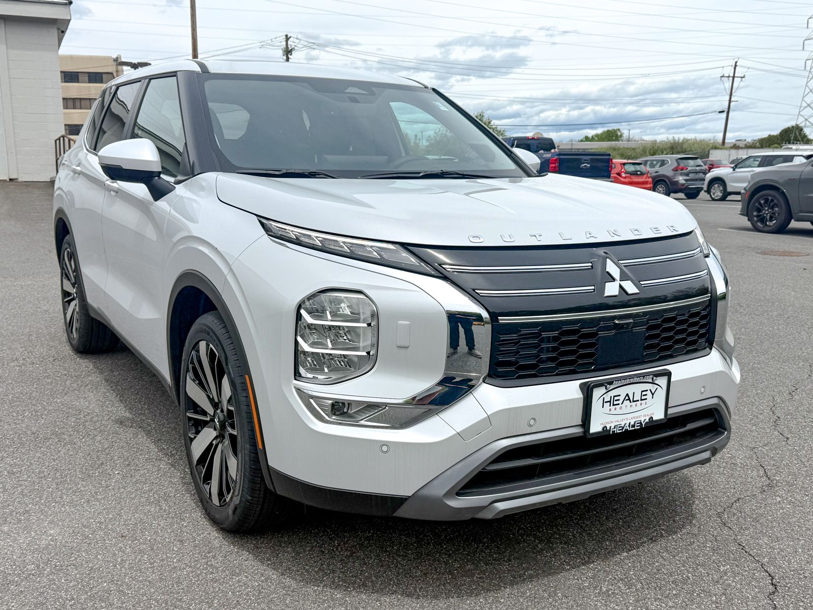 Photo view of 2026 Mitsubishi Outlander in White
