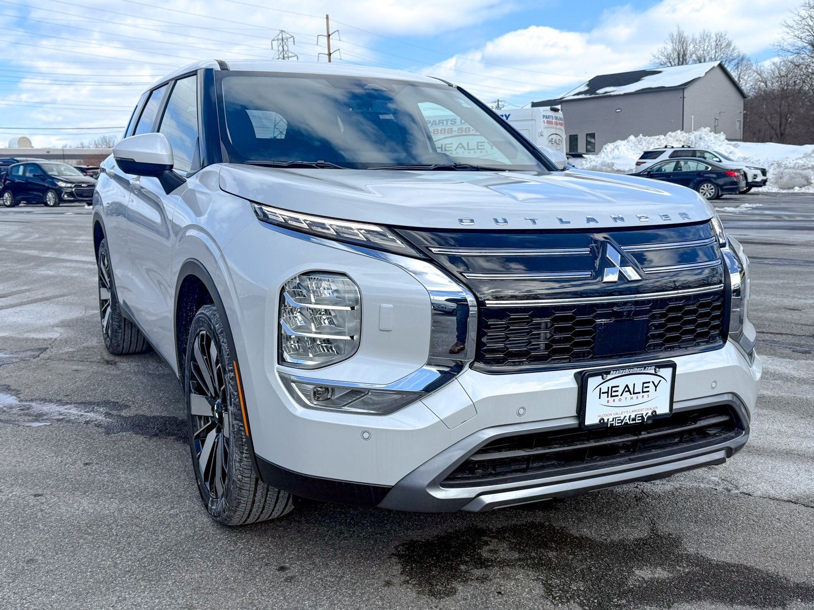 Photo view of 2026 Mitsubishi Outlander in White
