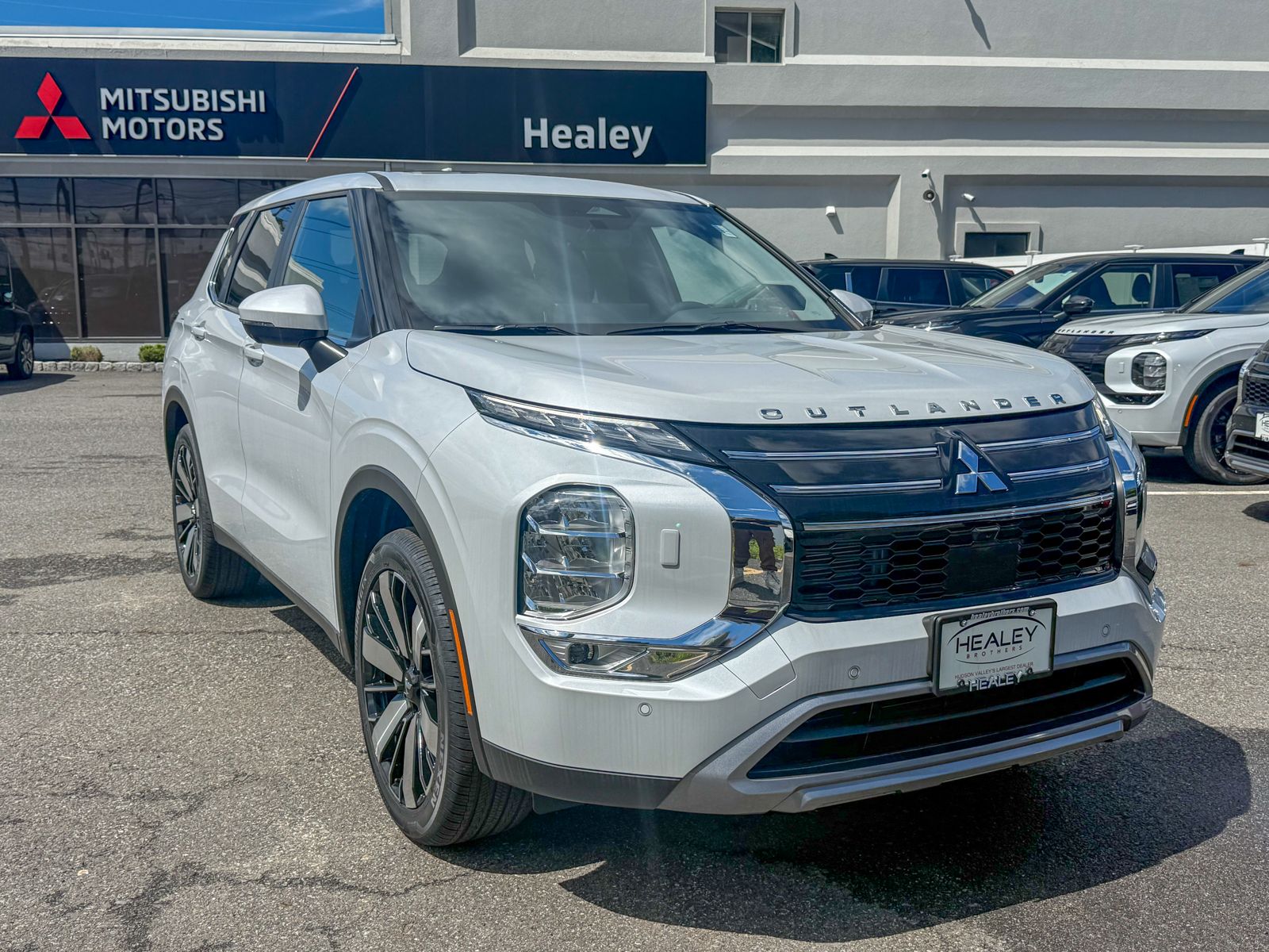 Photo view of 2026 Mitsubishi Outlander in White