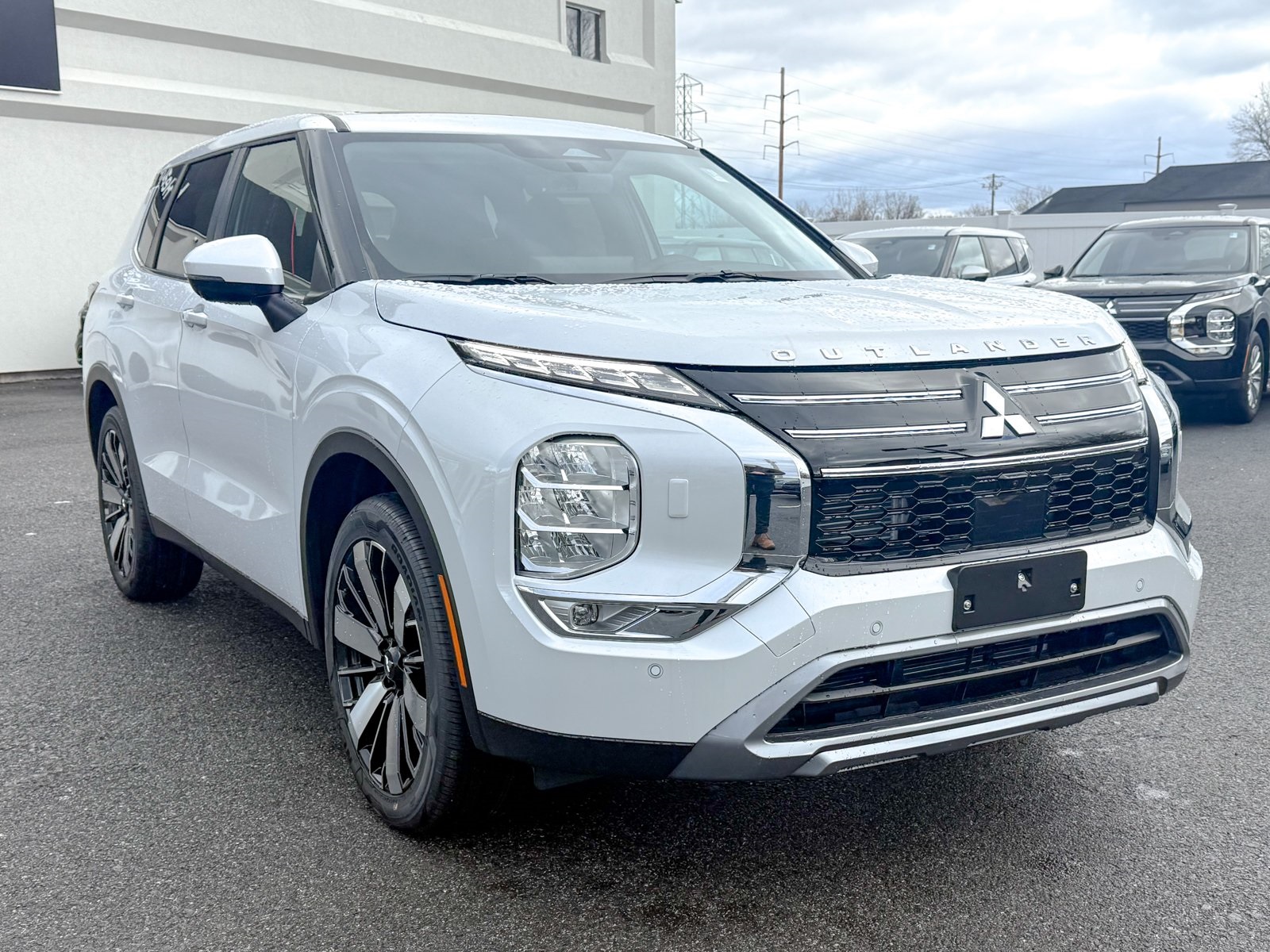 Photo view of 2026 Mitsubishi Outlander in White