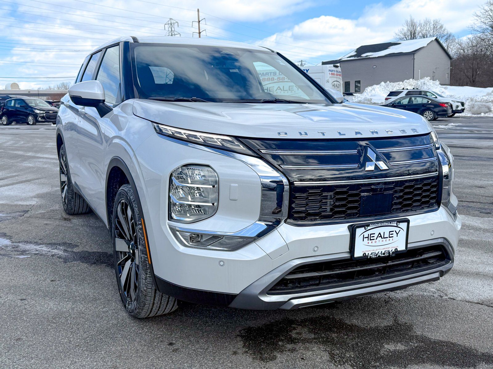 Photo view of 2026 Mitsubishi Outlander in White