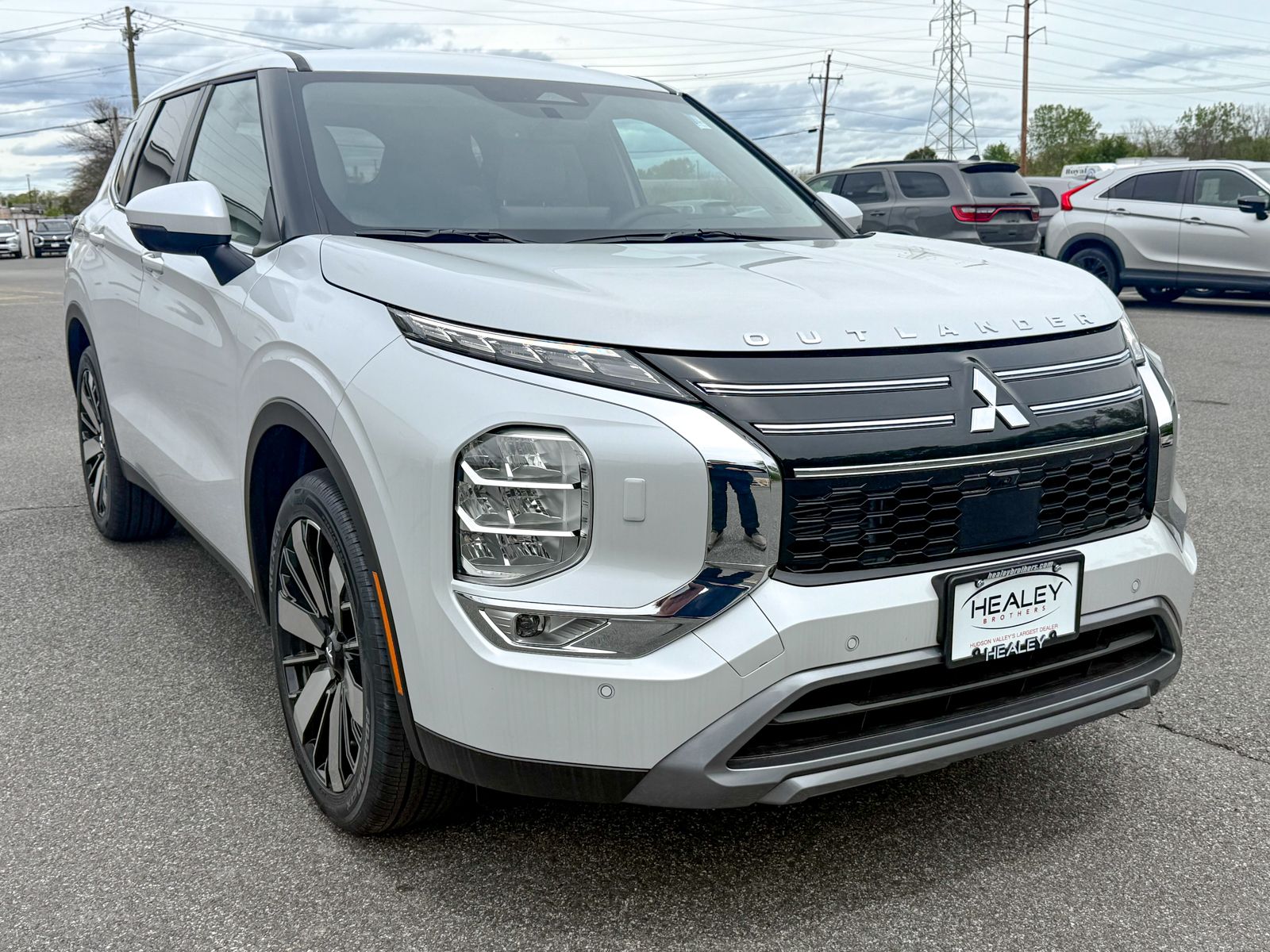 Photo view of 2026 Mitsubishi Outlander in White