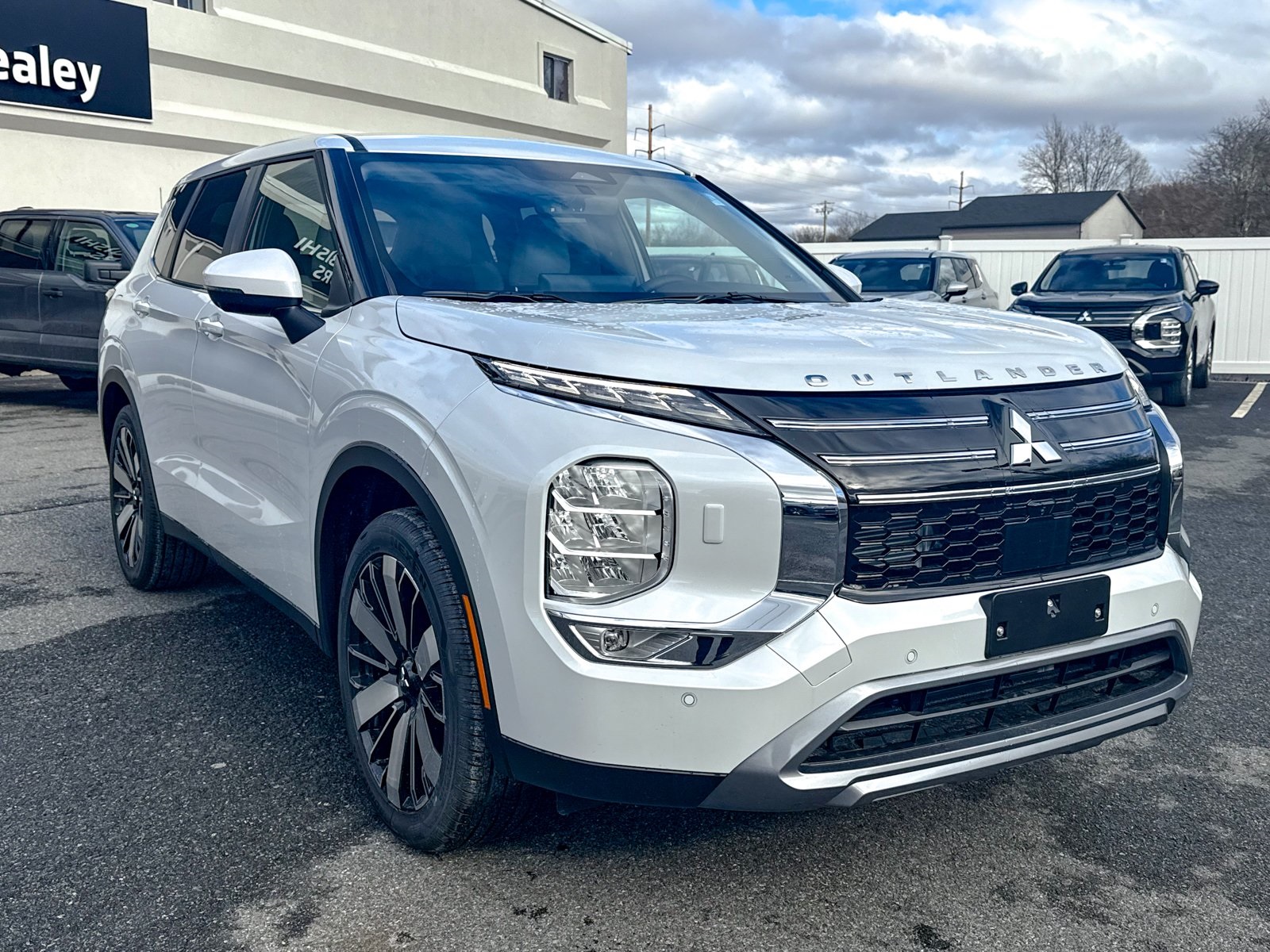 Photo view of 2026 Mitsubishi Outlander in White