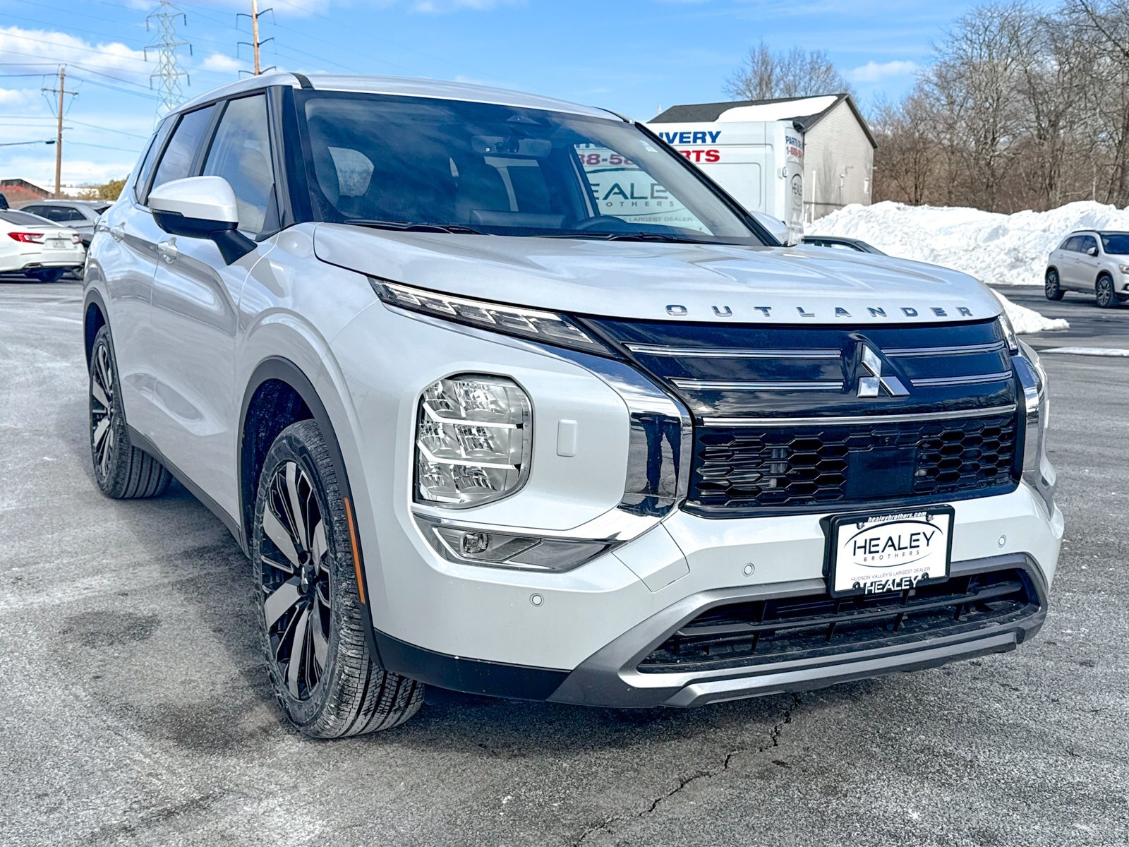 Photo view of 2026 Mitsubishi Outlander in White