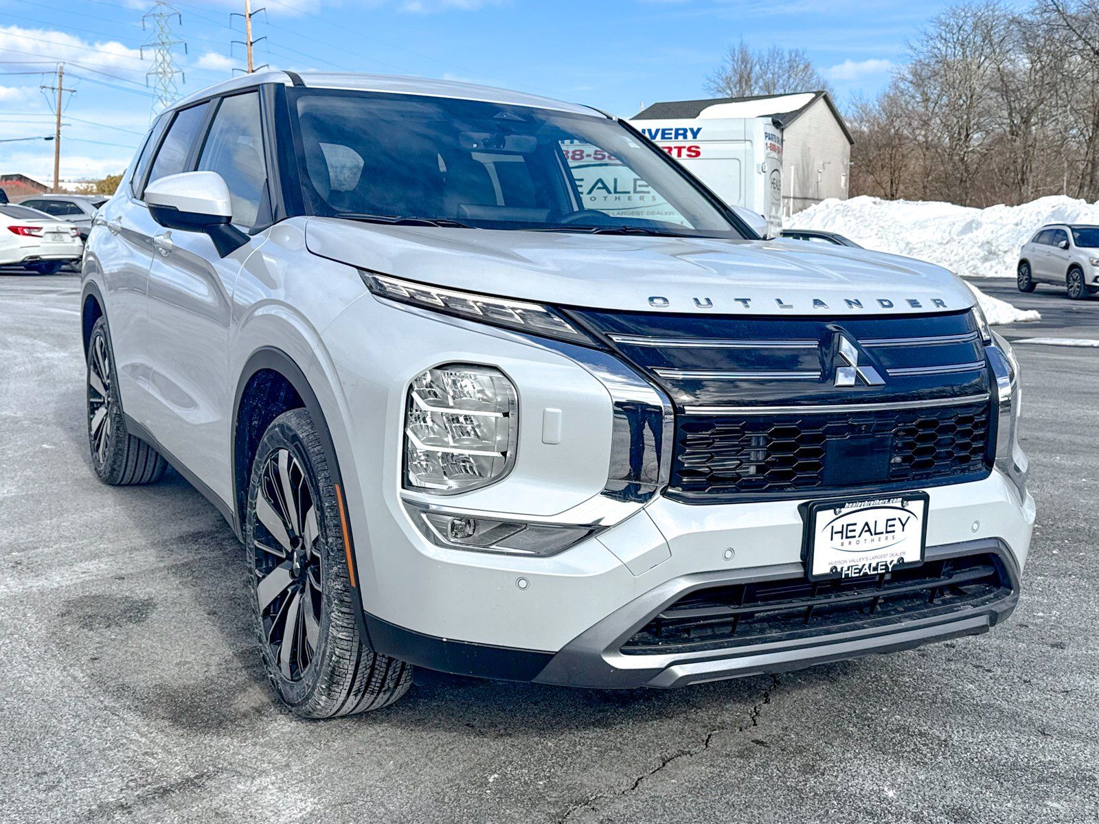 Photo view of 2026 Mitsubishi Outlander in White