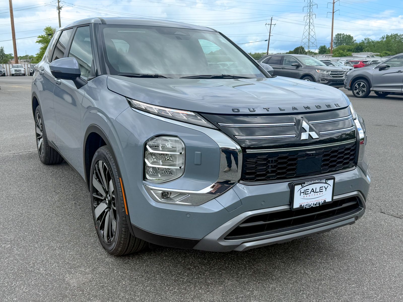 Photo view of 2026 Mitsubishi Outlander in Gray