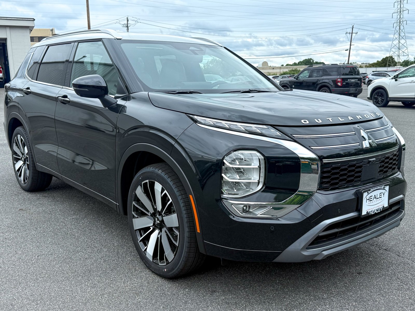 Photo view of 2025 Mitsubishi Outlander in Black