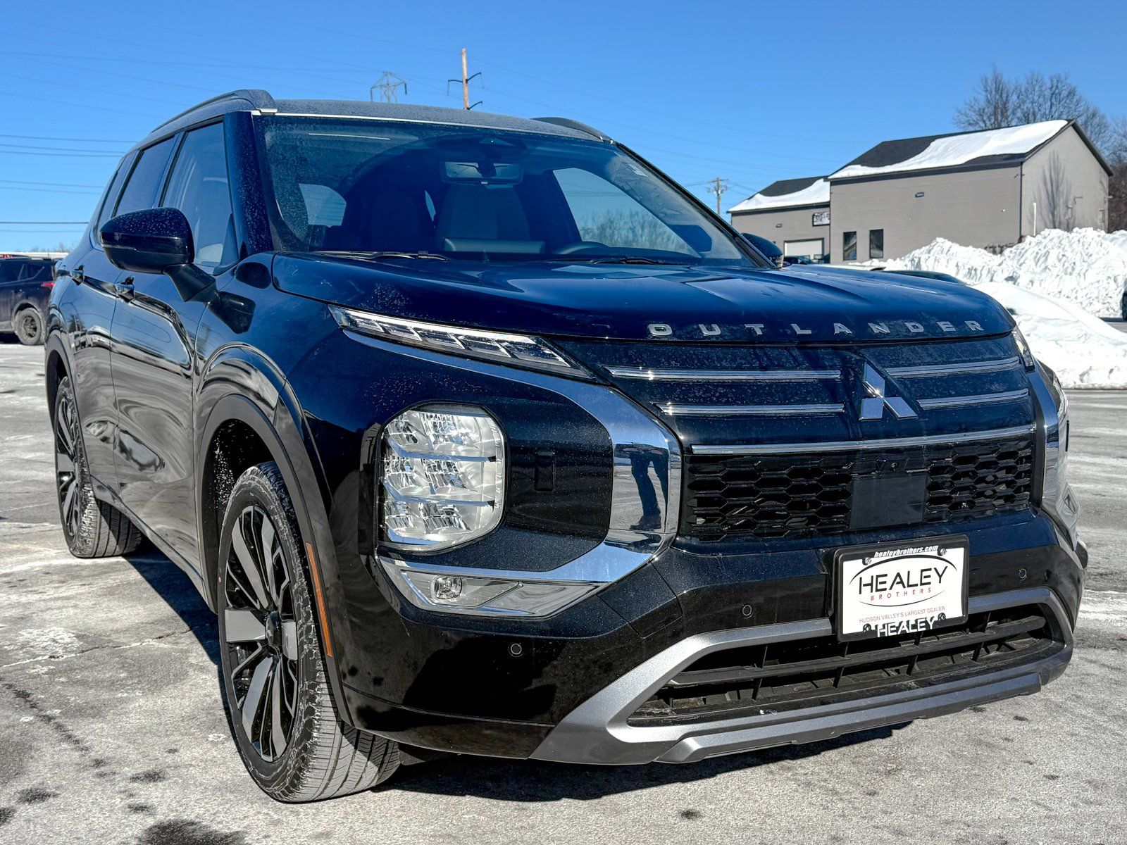 Photo view of 2025 Mitsubishi Outlander in Black