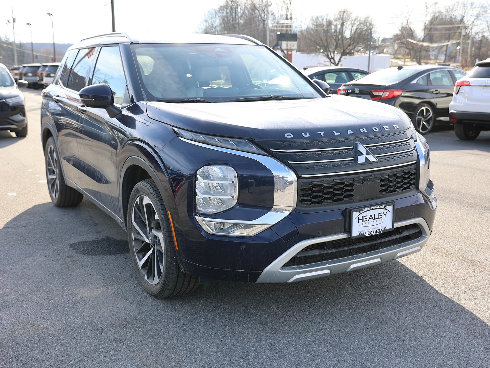 Photo view of 2024 Mitsubishi Outlander in Blue