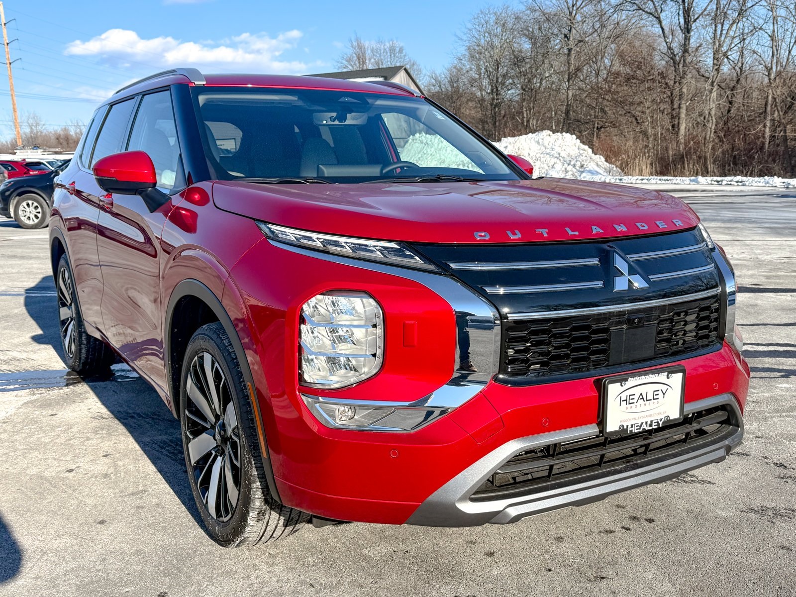 Photo view of 2025 Mitsubishi Outlander in Red
