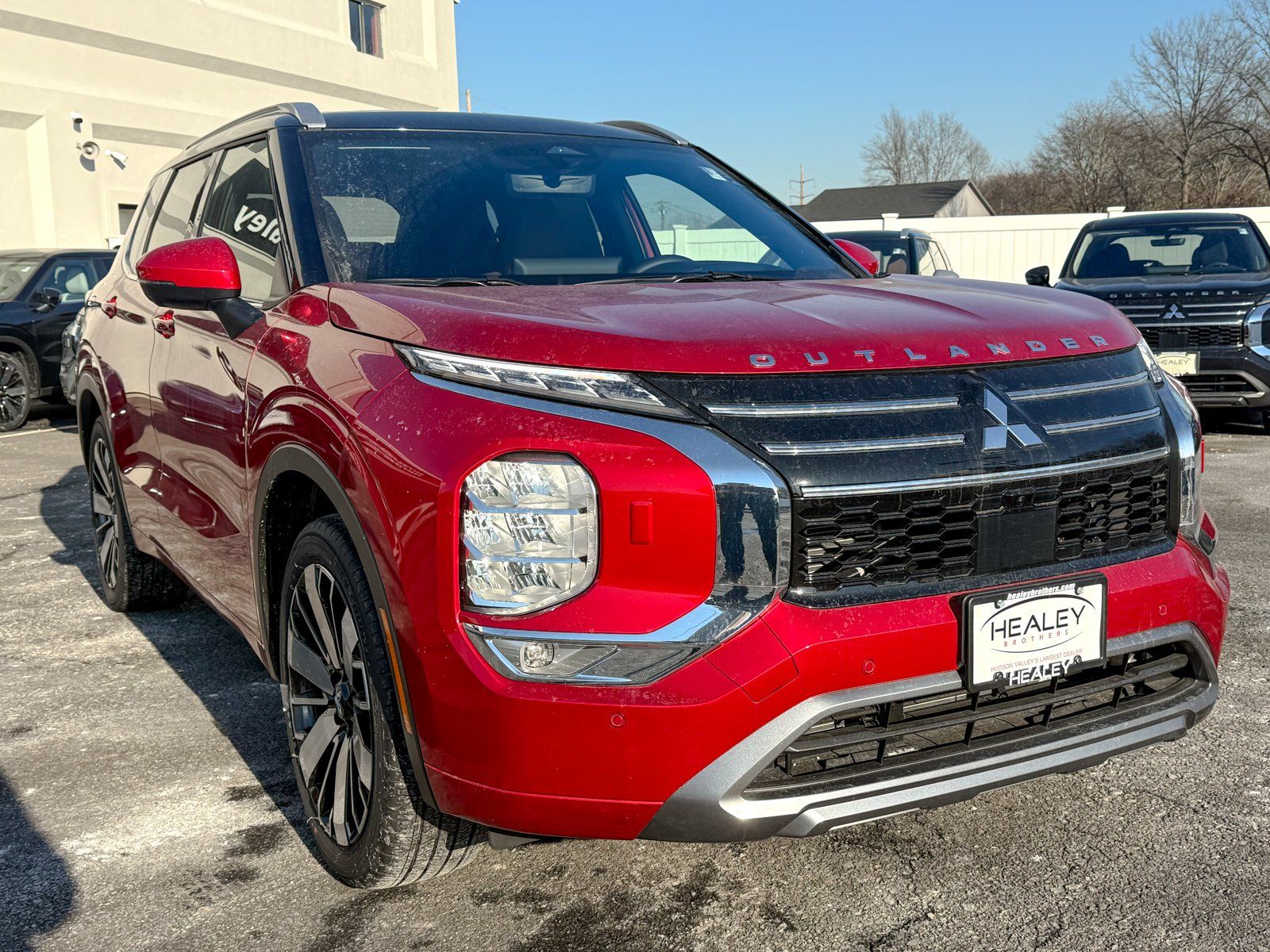 Photo view of 2025 Mitsubishi Outlander in Silver